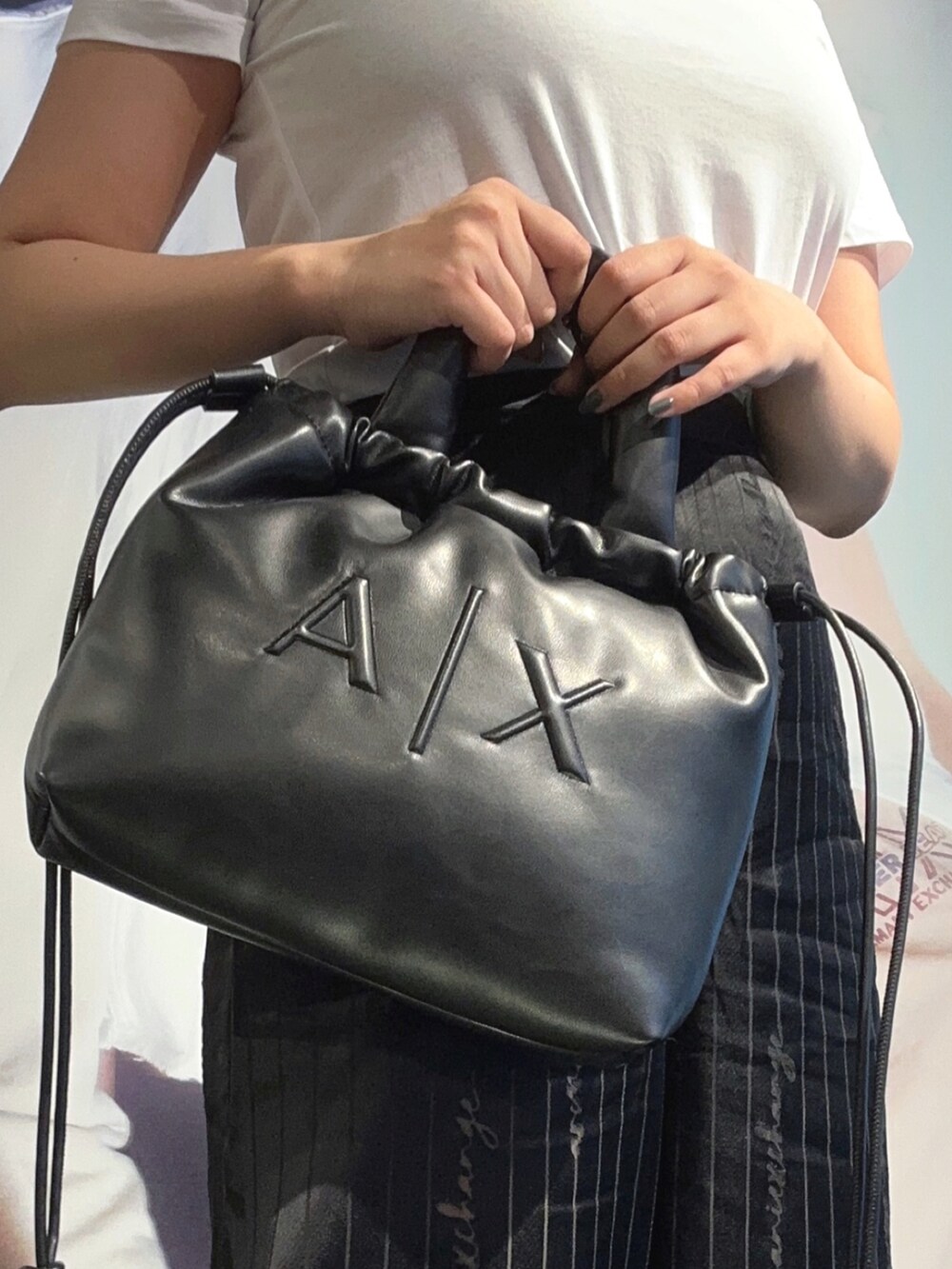 「バケットハット、アルマーニエクスチェンジ、armaniexchange、AXchanger、AXchange、夏コーデ、休日コーデ、カジュアルコーデ、ブラック×ホワイト、Tシャツ、シースルー、スニーカーコーデ、オトナカジュアル、おしゃれさんと繋がりたい、きれいめカジュアル」|「ARMANI EXCHANGEの【A|X アルマーニ エクスチェンジ】ロゴ バケットハット(ハット、ブラック系)」を使った、moᴥmoさん(レディース・157cm)の夏コーディネートの3枚目の写真