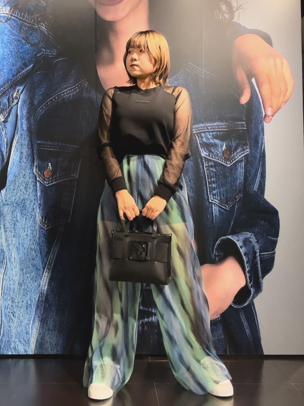 「ワイドパンツ、シースルー、メッシュトップス、AXchanger、AXchange、アルマーニエクスチェンジ、armaniexchange、オトナ女子、休日コーデ、ハンドバッグ、夏、スニーカースタイル、24SS春の新作、着回しコーデ、春服みてみて」｜「ARMANI EXCHANGEの【A|X アルマーニ エクスチェンジ】シグネチャーロゴ　シアスリーブスウェットプルオーバー（EC限定カラーあり）（スウェット、ブラック系）」を使った、moᴥmoさん（レディース・157cm）の冬コーディネートの2枚目の写真