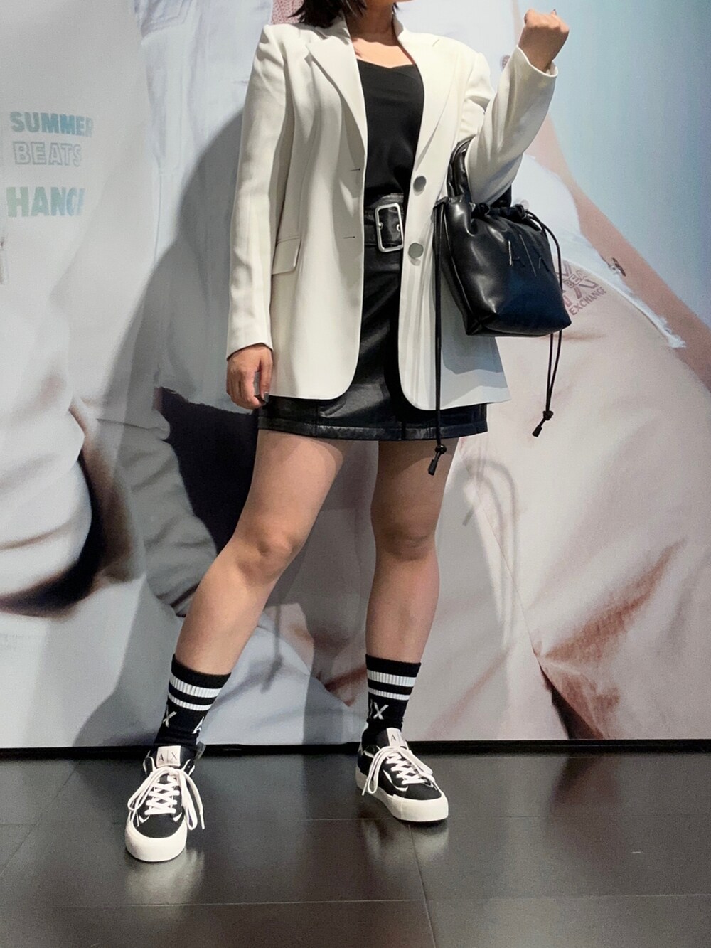 「アルマーニエクスチェンジ、オトナ女子、着回しコーデ、キレイめ、モノトーンコーデ、スニーカーコーデ、ミニスカート、armaniexchange、ブルベ冬、骨格ストレート、AXchanger、AXchange、夏秋ミックス、ジャケット、夏コーデ」|「ARMANI EXCHANGEの【A|Xアルマーニ エクスチェンジ】サテンキャミソール(キャミソール、ブラック系)」を使った、moᴥmoさん(レディース・157cm)の夏コーディネートの3枚目の写真