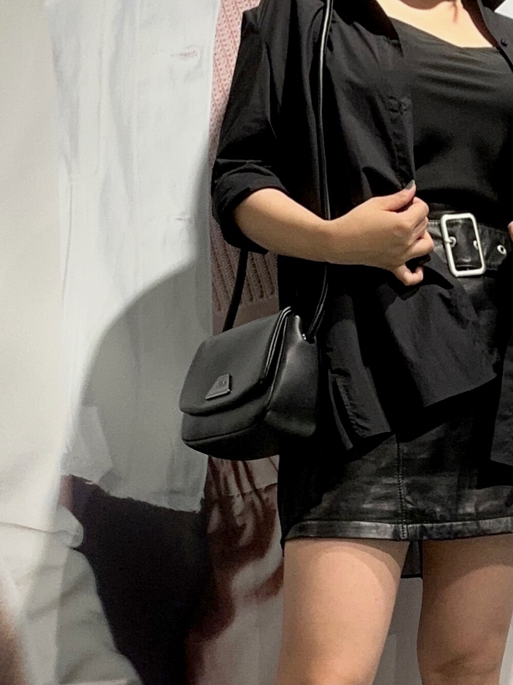 「夏コーデ、オトナカワイイ、アルマーニエクスチェンジ、armaniexchange、ARMANIEXCHANGE、AXchanger、AXchange、オールブラック、シアーシャツ、着回しコーデ、ブラック、シア―ブラウス、スニーカー、モードカジュアル、おしゃれさんと繋がりたい」|「ARMANI EXCHANGEの【A|X アルマーニ エクスチェンジ】レザータイトスカート(スカート、ブラック系)」を使った、moᴥmoさん(レディース・157cm)の夏コーディネートの3枚目の写真