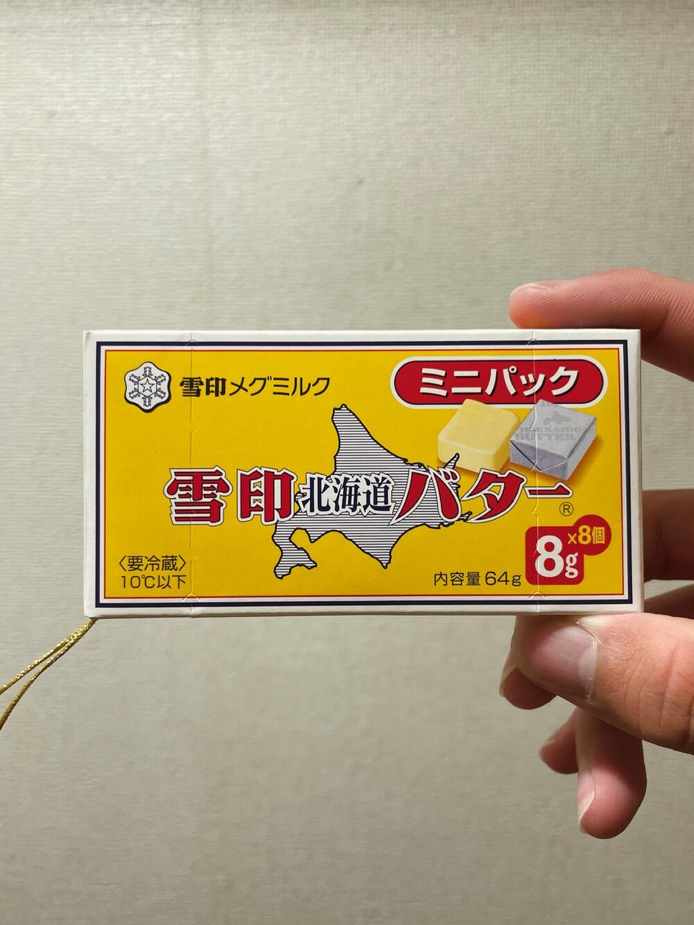 イエロー系のスニーカー、ブルー系のデニムパンツ、ブルー系のデニムジャケットを着用したメンズの春コーディネートの2枚目の写真