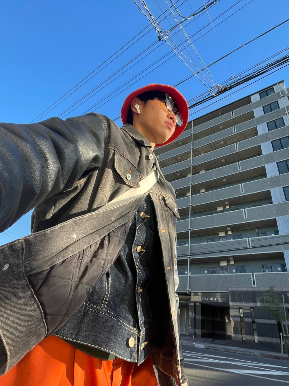 「オレンジコーデ、ステューシー、メンズファッション、デニムジャケット」｜「ワークマンのアイテム（チノパンツ、オレンジ系）」を使った、kaikaicode3150さん（メンズ・175cm）の春コーディネートの2枚目の写真