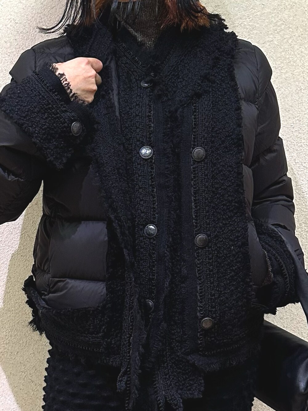 ブラック系のダウンジャケット/コート、ブラック系のスカート、ブラック系のバッグを着用したレディースの冬コーディネートの5枚目の写真