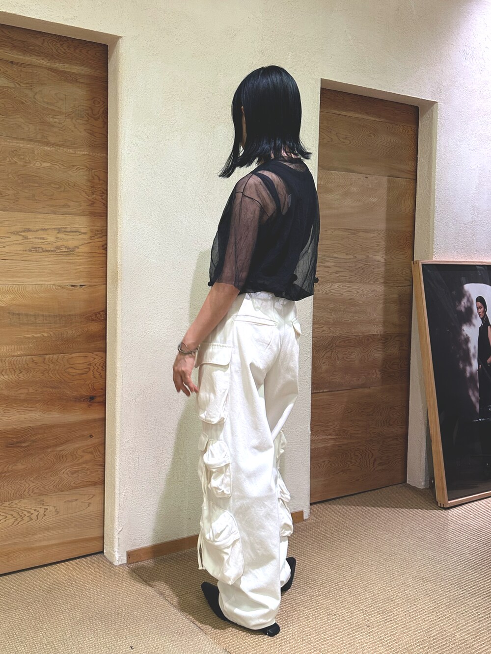「JNBY、吉祥寺、24SS、ワークパンツ、シアートップス、ブラック×ホワイト、大人カジュアル」｜「JNBYのWashed Sheer Top（Tシャツ/カットソー、ブラック系）」を使った、IWAZAKIさん（レディース・158cm）の夏コーディネートの3枚目の写真