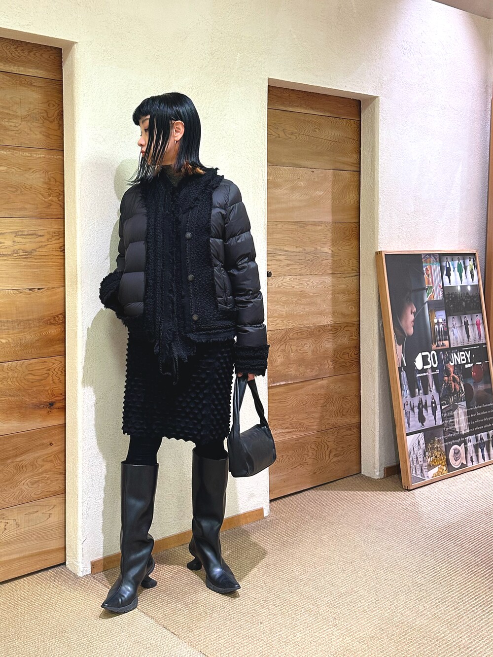 ブラック系のダウンジャケット/コート、ブラック系のスカート、ブラック系のバッグを着用したレディースの冬コーディネートの3枚目の写真