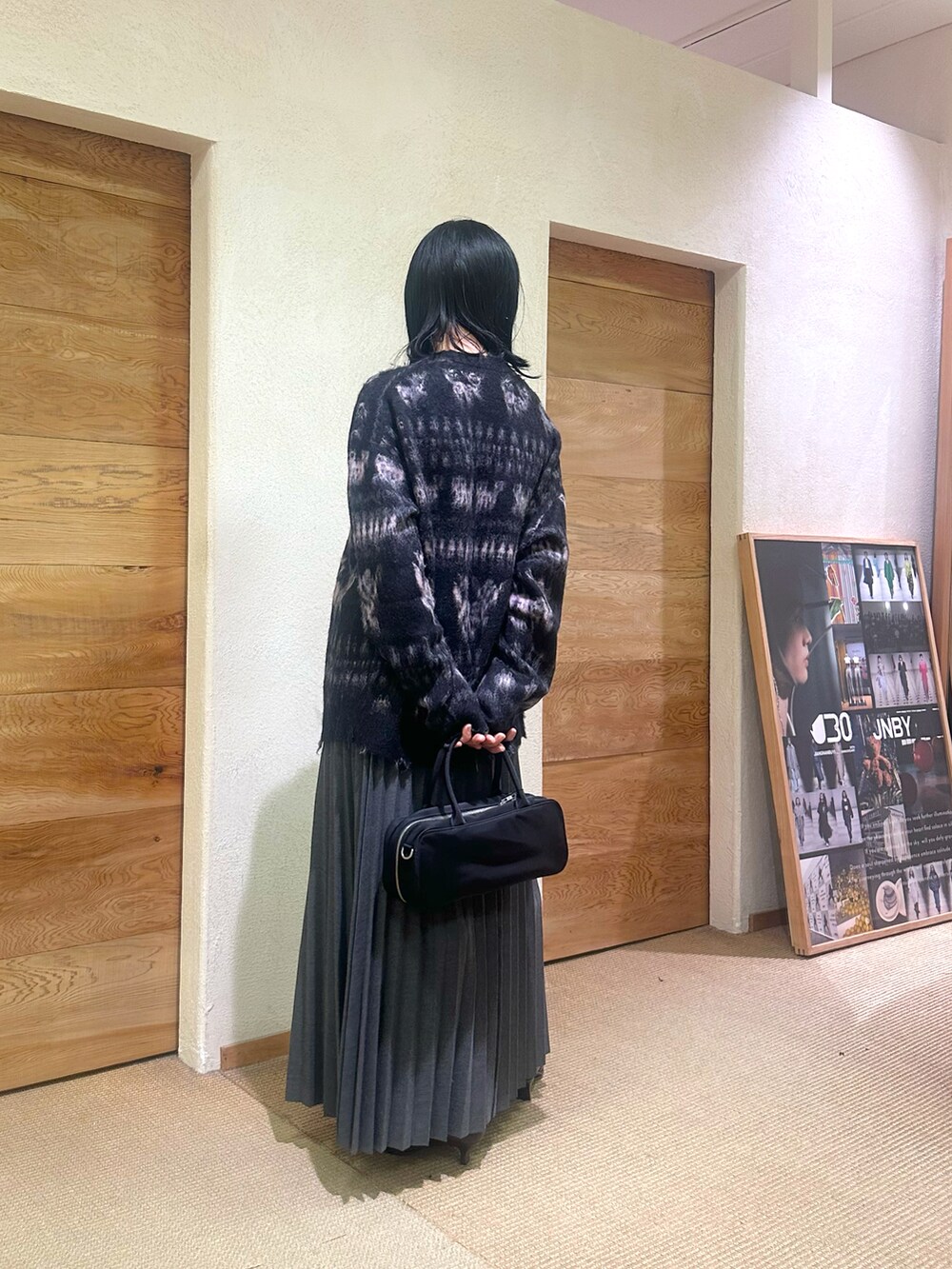 「JNBY、吉祥寺、24AW、ミャオ族、モヘアニット、プリーツスカート グレー」｜「JNBYのアイテム（ニット/セーター、ブラック系）」を使った、IWAZAKIさん（レディース・158cm）の秋コーディネートの4枚目の写真