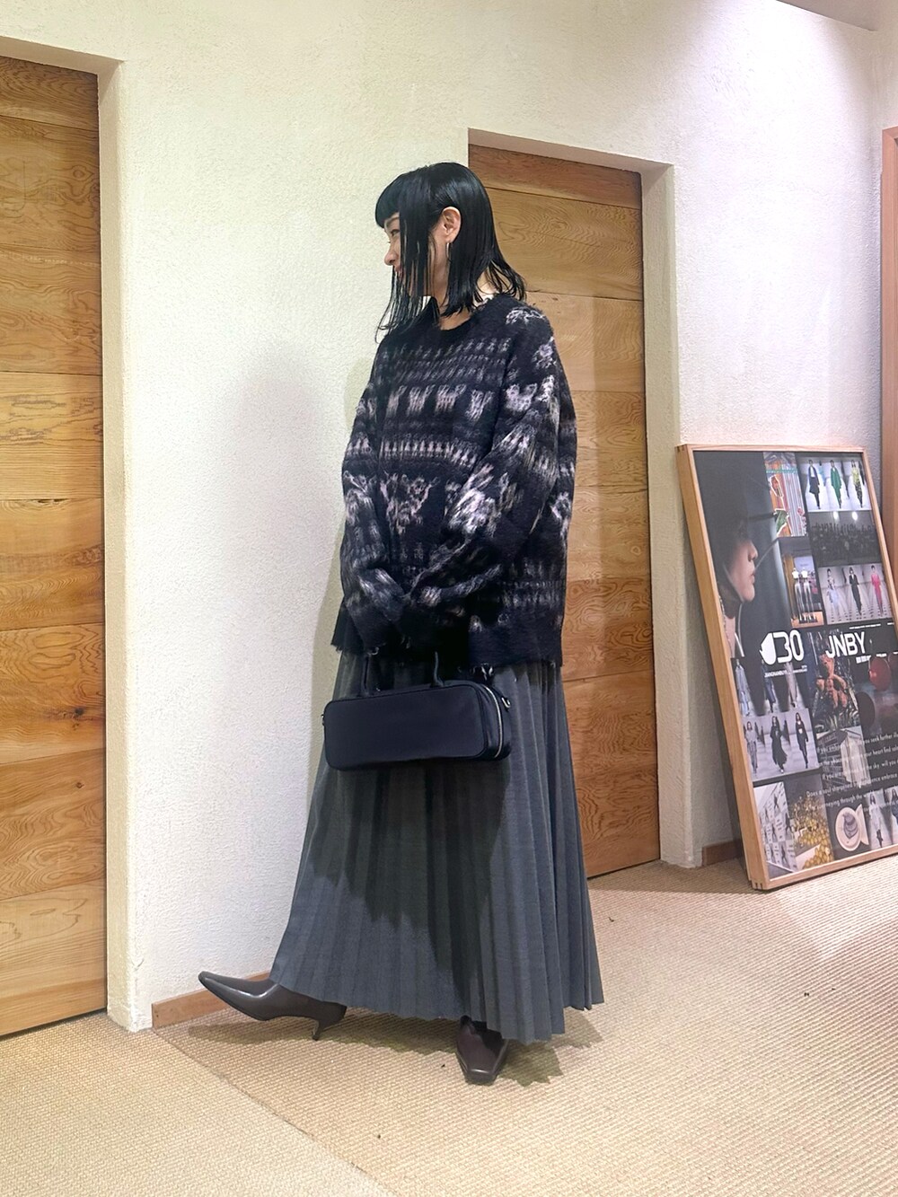 「JNBY、吉祥寺、24AW、ミャオ族、モヘアニット、プリーツスカート グレー」｜「JNBYのアイテム（ニット/セーター、ブラック系）」を使った、IWAZAKIさん（レディース・158cm）の秋コーディネートの3枚目の写真