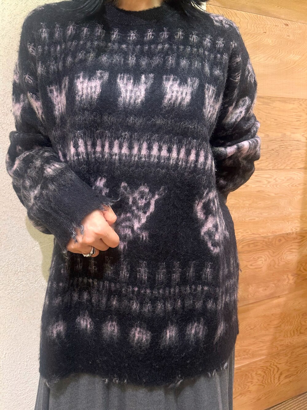 「JNBY、吉祥寺、24AW、ミャオ族、モヘアニット、プリーツスカート グレー」｜「JNBYのアイテム（ニット/セーター、ブラック系）」を使った、IWAZAKIさん（レディース・158cm）の秋コーディネートの5枚目の写真