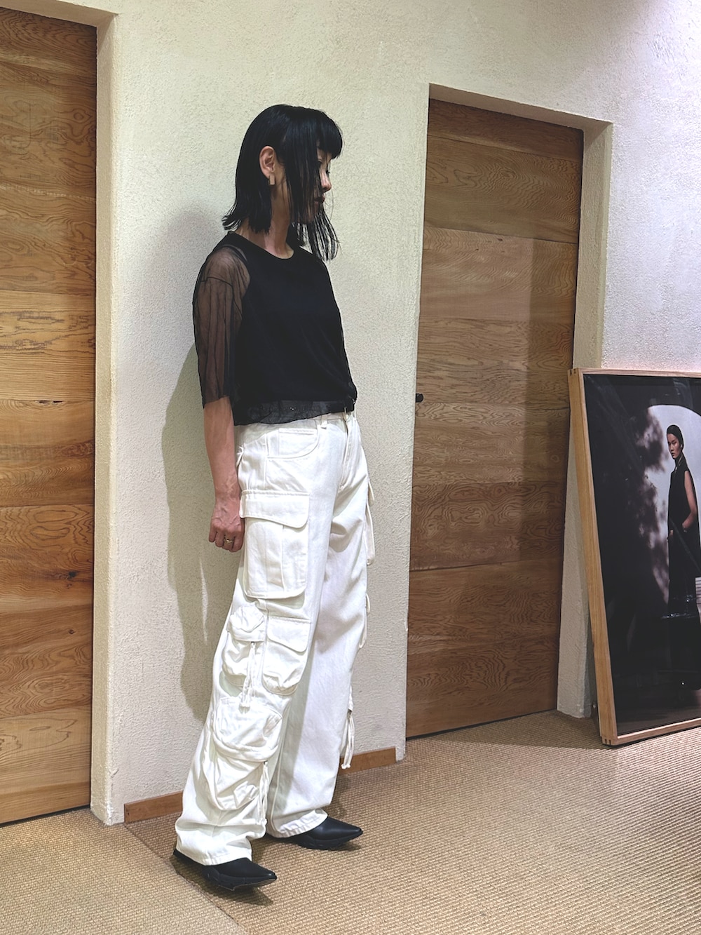 「JNBY、吉祥寺、24SS、ワークパンツ、シアートップス、ブラック×ホワイト、大人カジュアル」｜「JNBYのWashed Sheer Top（Tシャツ/カットソー、ブラック系）」を使った、IWAZAKIさん（レディース・158cm）の夏コーディネートの4枚目の写真