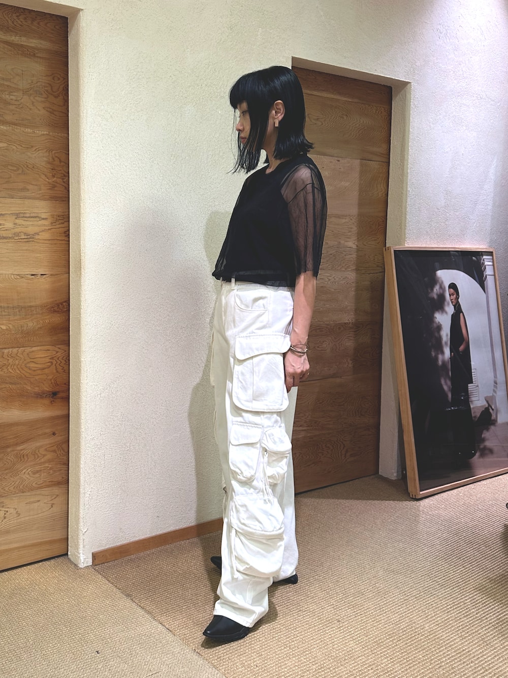 「JNBY、吉祥寺、24SS、ワークパンツ、シアートップス、ブラック×ホワイト、大人カジュアル」｜「JNBYのWashed Sheer Top（Tシャツ/カットソー、ブラック系）」を使った、IWAZAKIさん（レディース・158cm）の夏コーディネートの2枚目の写真