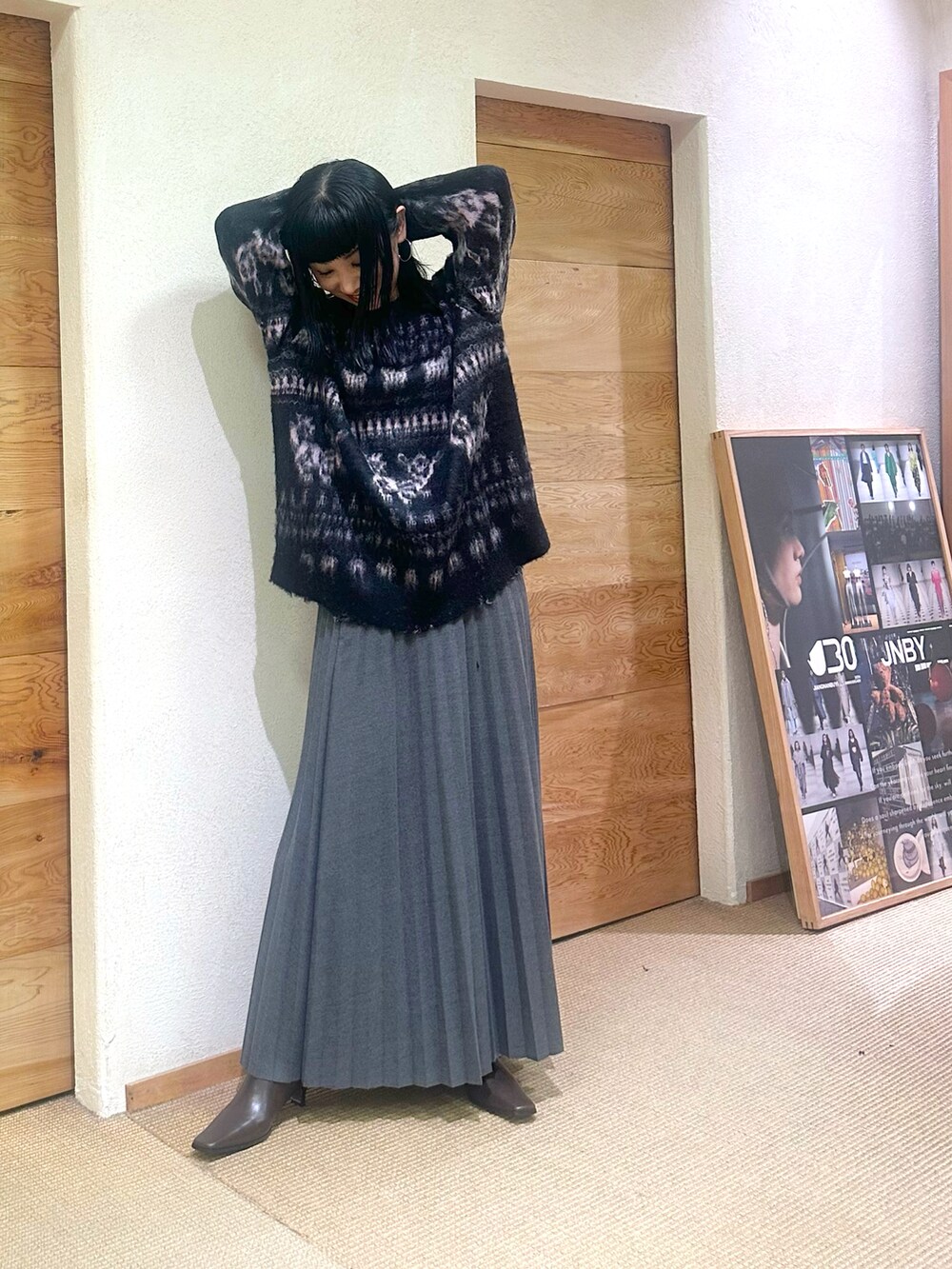 「JNBY、吉祥寺、24AW、ミャオ族、モヘアニット、プリーツスカート グレー」｜「JNBYのアイテム（ニット/セーター、ブラック系）」を使った、IWAZAKIさん（レディース・158cm）の秋コーディネートの2枚目の写真