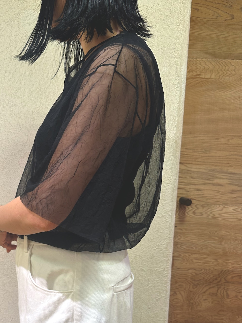 「JNBY、吉祥寺、24SS、ワークパンツ、シアートップス、ブラック×ホワイト、大人カジュアル」｜「JNBYのWashed Sheer Top（Tシャツ/カットソー、ブラック系）」を使った、IWAZAKIさん（レディース・158cm）の夏コーディネートの5枚目の写真