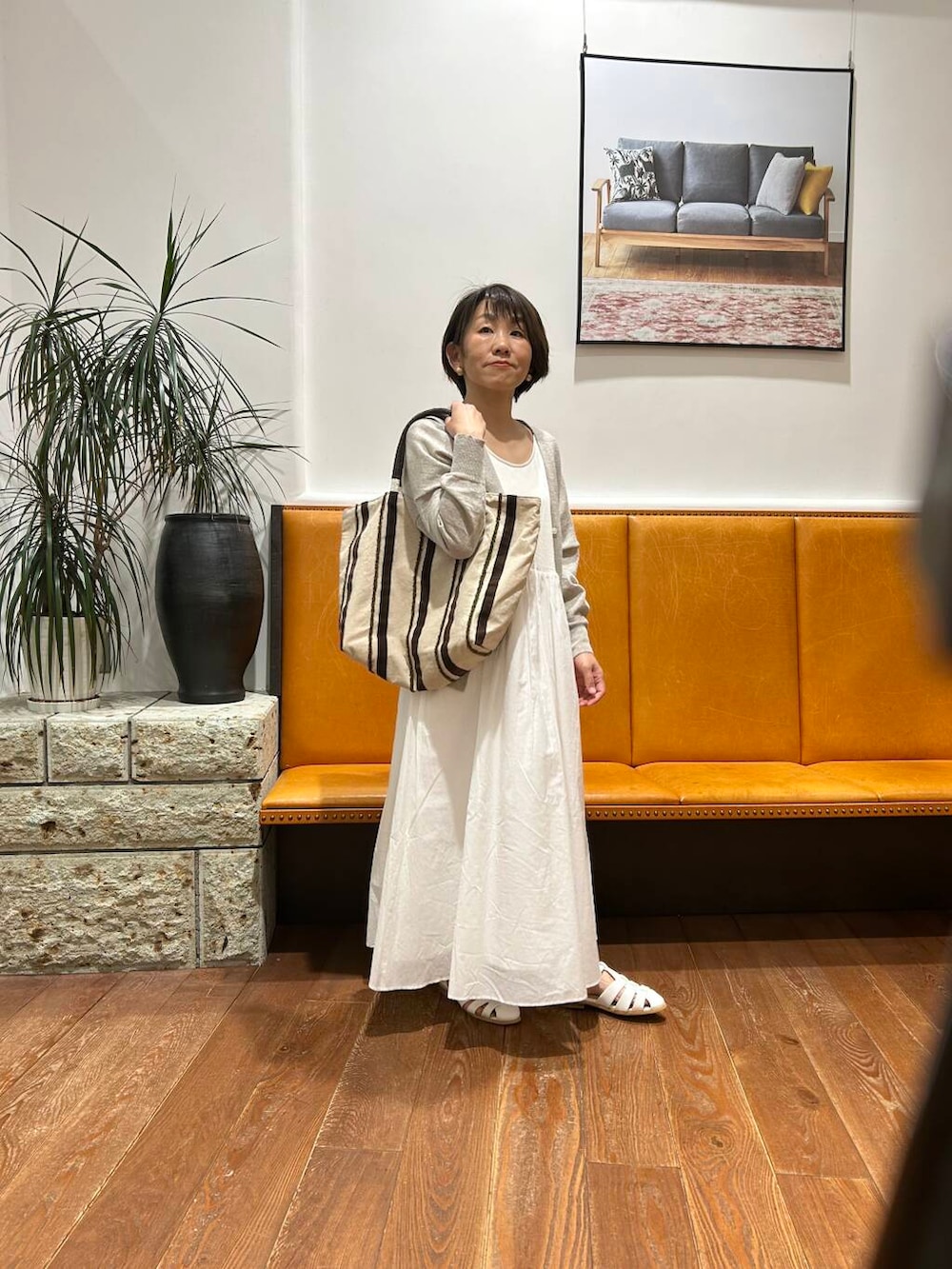 「urbanresearchdoors、低身長コーデ、ワンピースコーデ、152cm、イエベ秋、初夏のお出掛けコーデ」|「URBAN RESEARCH DOORSのリネンVネックカーディガン(カーディガン/ボレロ、ベージュ系)」を使った、YUKI KAWAIさん(レディース・152cm)の春コーディネートの2枚目の写真