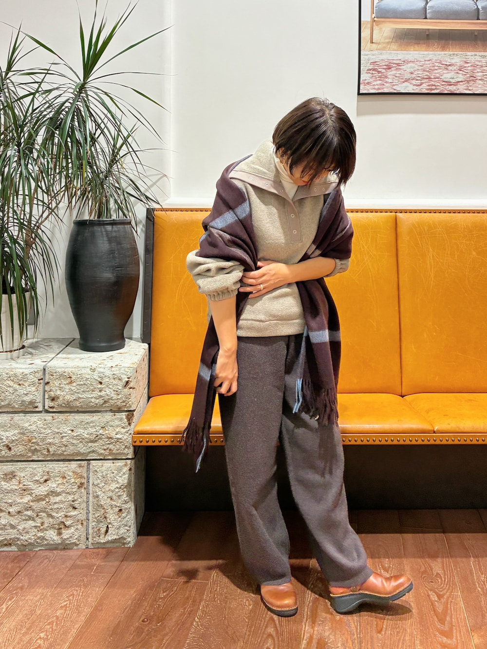 ホワイト系のTシャツ/カットソー、ブラウン系のその他パンツ、ブラウン系のその他トップスを着用したレディースの秋コーディネートの2枚目の写真