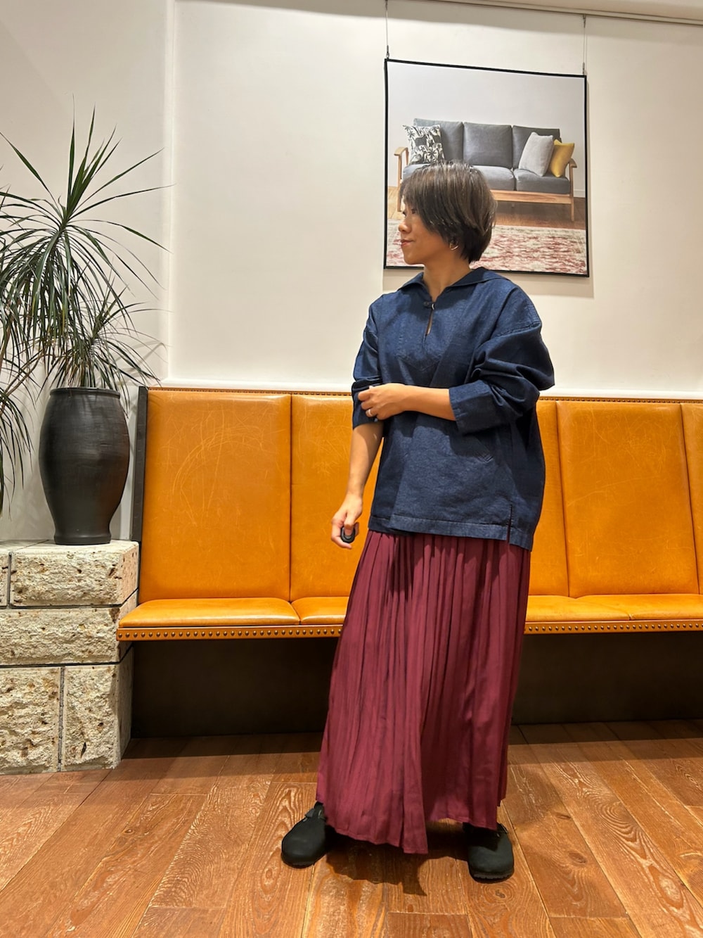 ブルー系のシャツ/ブラウス、レッド系のスカート、ブラック系のサンダルを着用したレディースの秋コーディネートの2枚目の写真