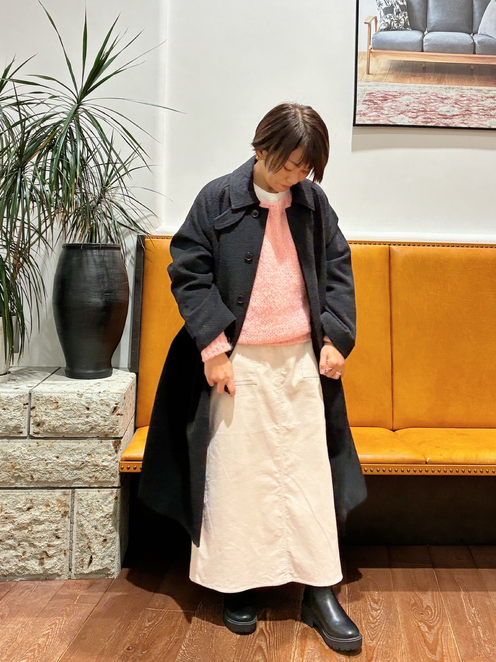 ホワイト系のスカート、ピンク系のニット/セーター、グレー系のその他アウターを着用したレディースの冬コーディネートの2枚目の写真