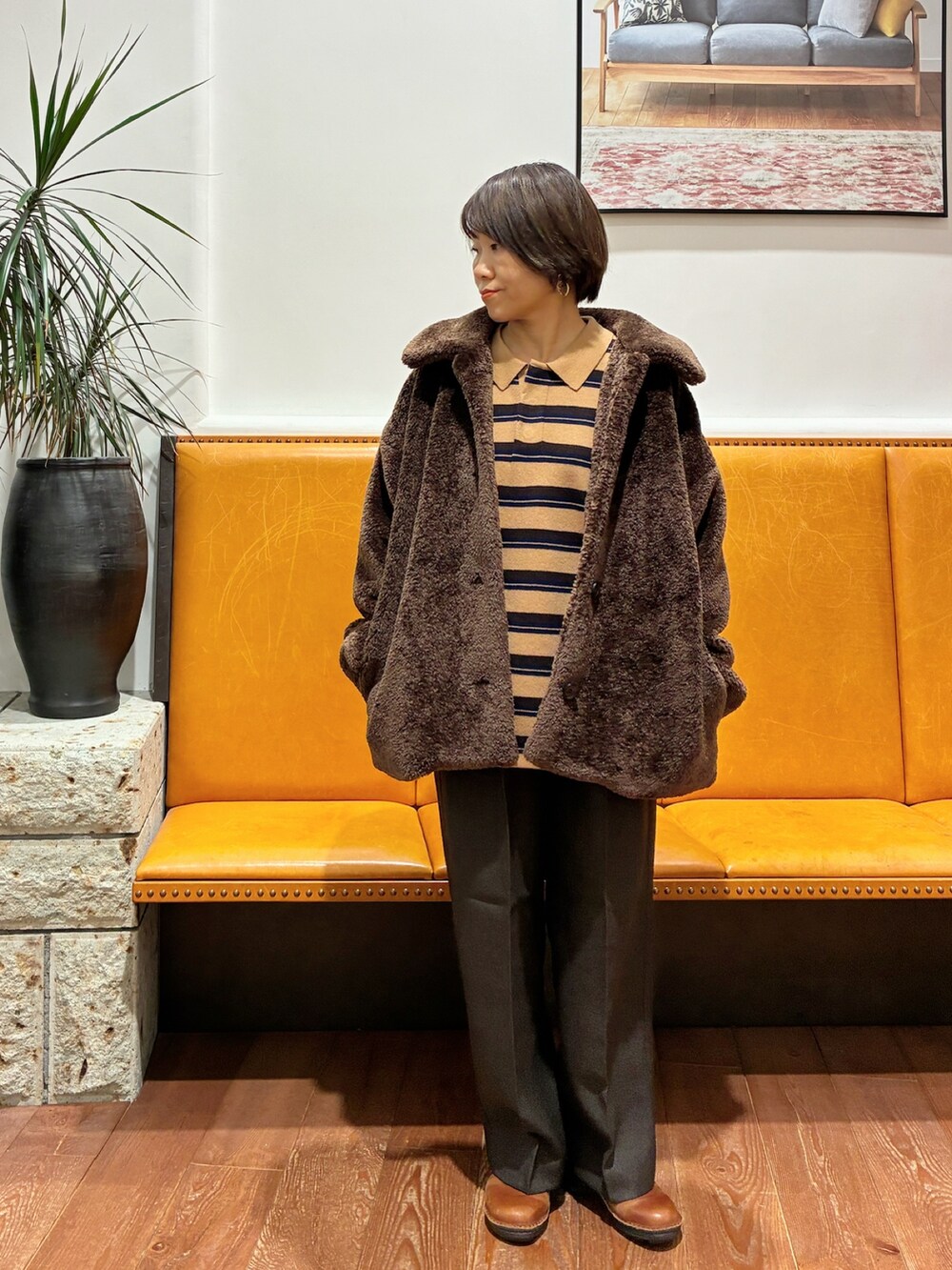 ブラウン系のその他アウター、ブラウン系のニット/セーター、ブラウン系のその他パンツを着用したレディースの秋コーディネートの2枚目の写真