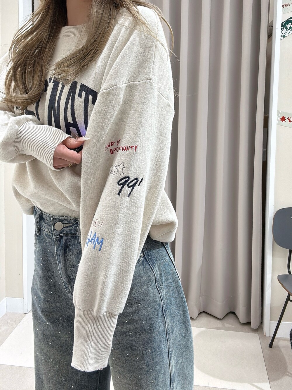 ホワイト系のニット/セーター、その他のその他アウターを着用したレディースの冬コーディネートの4枚目の写真