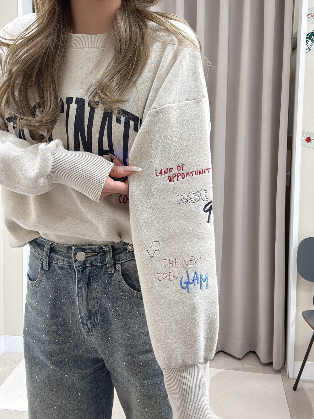 ホワイト系のニット/セーター、その他のその他アウターを着用したレディースの冬コーディネートの3枚目の写真