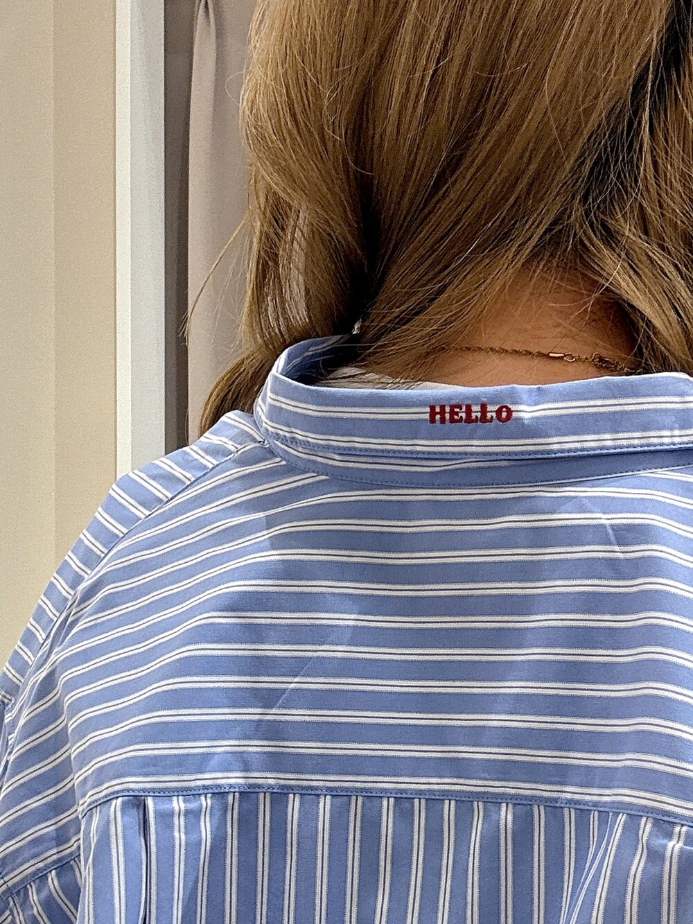 ブルー系のデニムパンツ、ブルー系のシャツ/ブラウス、ホワイト系のニット/セーターを着用したレディースの春コーディネートの4枚目の写真