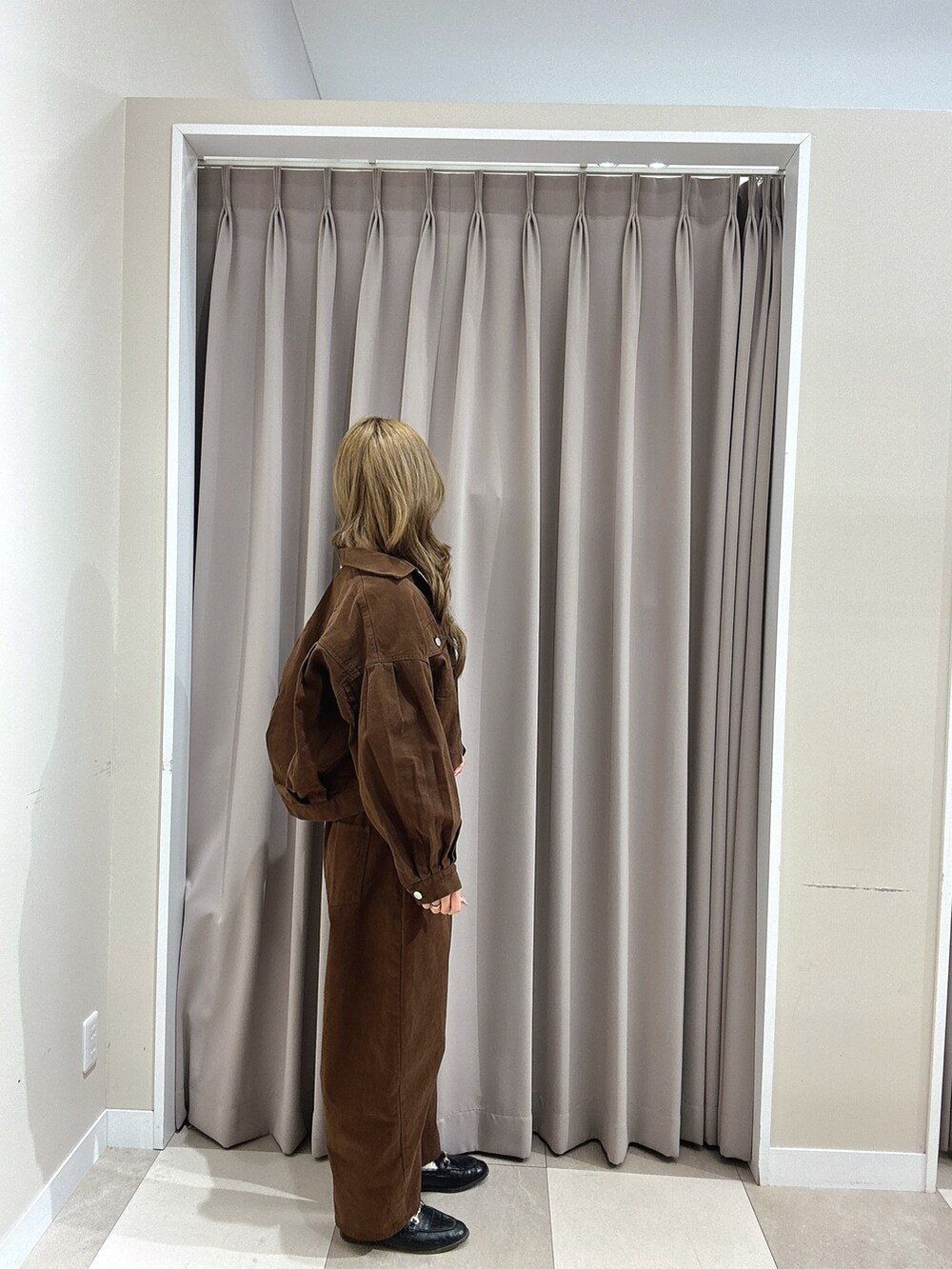 ブラウン系のその他パンツ、ホワイト系のタンクトップ、ブラウン系のブルゾンを着用したレディースの春コーディネートの3枚目の写真