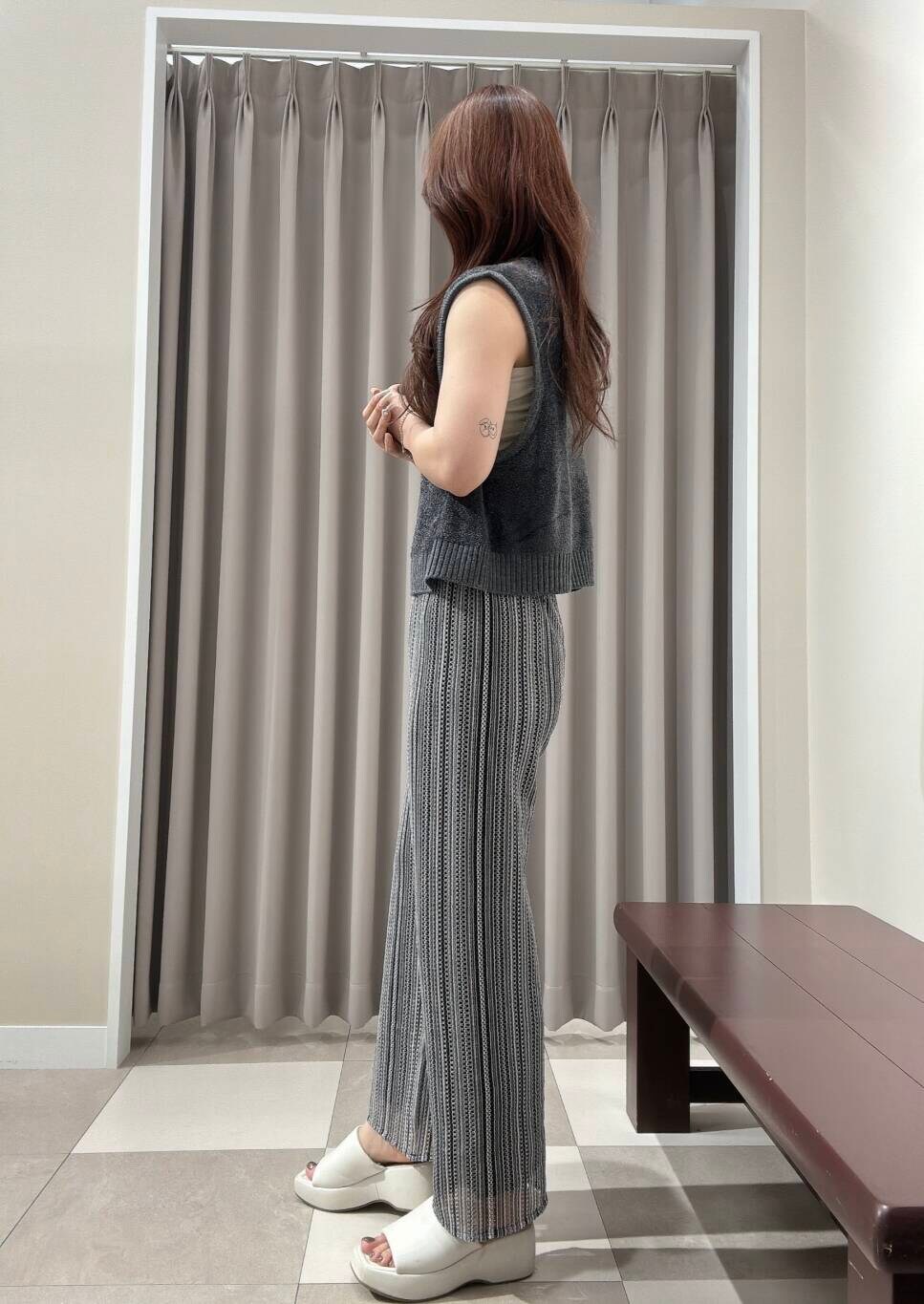 グレー系のその他パンツ、グレー系のニット/セーターを着用したレディースの夏コーディネートの2枚目の写真