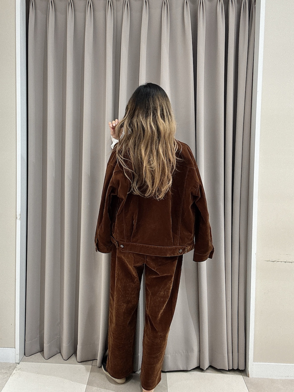 ブラウン系のその他パンツ、ブラウン系のカバーオール、ホワイト系のTシャツ/カットソーを着用したレディースの秋コーディネートの4枚目の写真