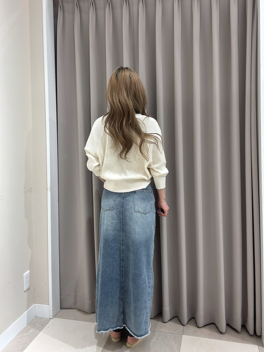 ホワイト系のカーディガン/ボレロ、ブルー系のスカート、ブラック系のその他シューズを着用したレディースの春コーディネートの3枚目の写真