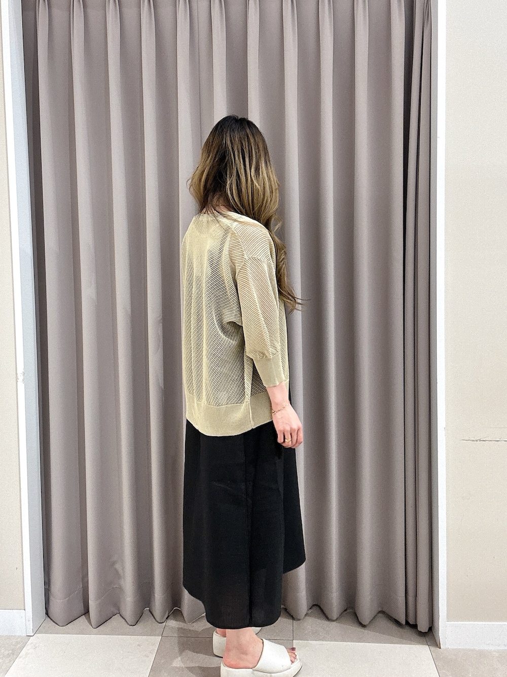 グレー系のワンピース、ホワイト系のタンクトップ、ベージュ系のニット/セーターを着用したレディースの夏コーディネートの2枚目の写真