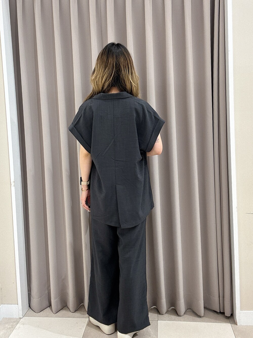 グレー系のその他パンツ、グレー系のその他アウターを着用したレディースの夏コーディネートの3枚目の写真