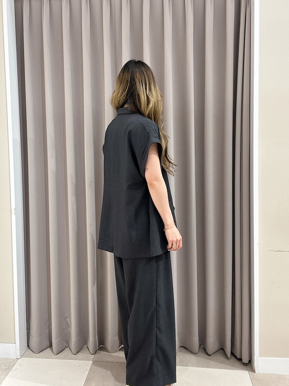 グレー系のその他パンツ、グレー系のその他アウターを着用したレディースの夏コーディネートの2枚目の写真