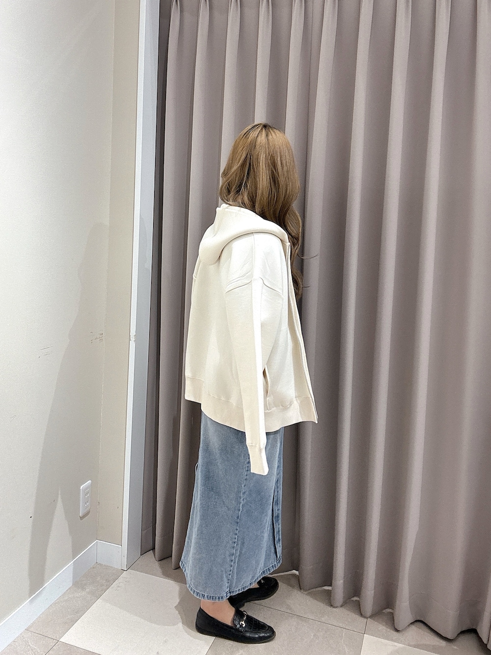 ブルー系のワンピース、ベージュ系のシャツ/ブラウス、ホワイト系のパーカーを着用したレディースの春コーディネートの2枚目の写真