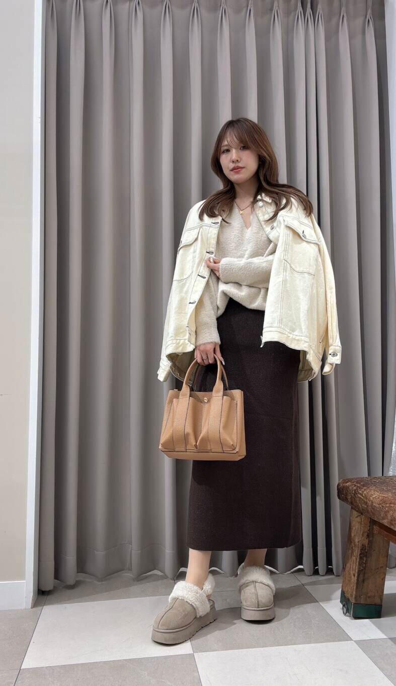 ホワイト系のニット/セーター、ホワイト系のデニムジャケット、ブラウン系のスカートを着用したレディースの冬コーディネートの2枚目の写真