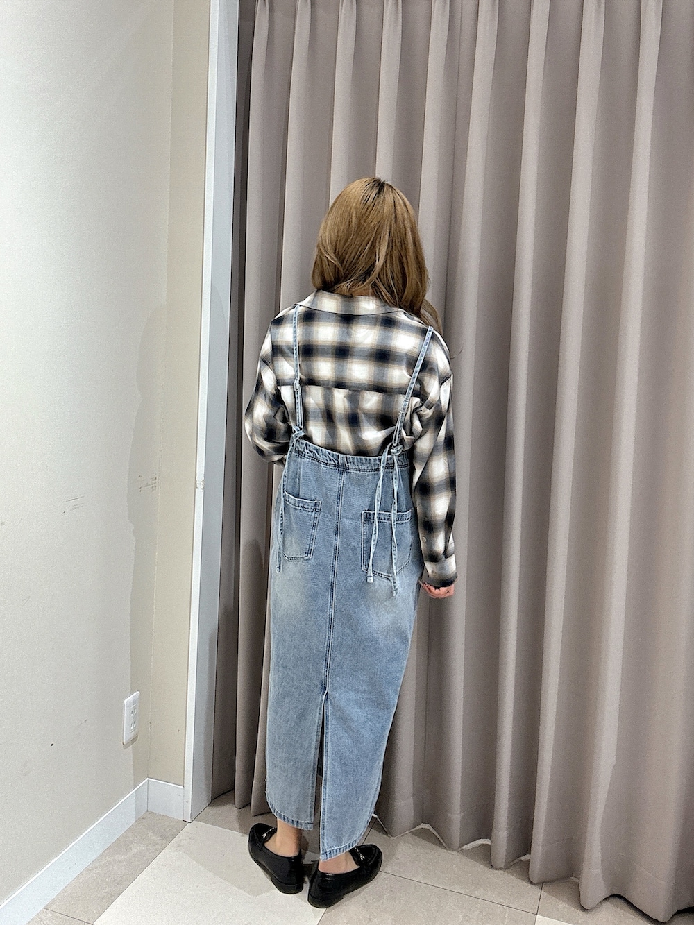 ブルー系のワンピース、ベージュ系のシャツ/ブラウス、ホワイト系のパーカーを着用したレディースの春コーディネートの3枚目の写真