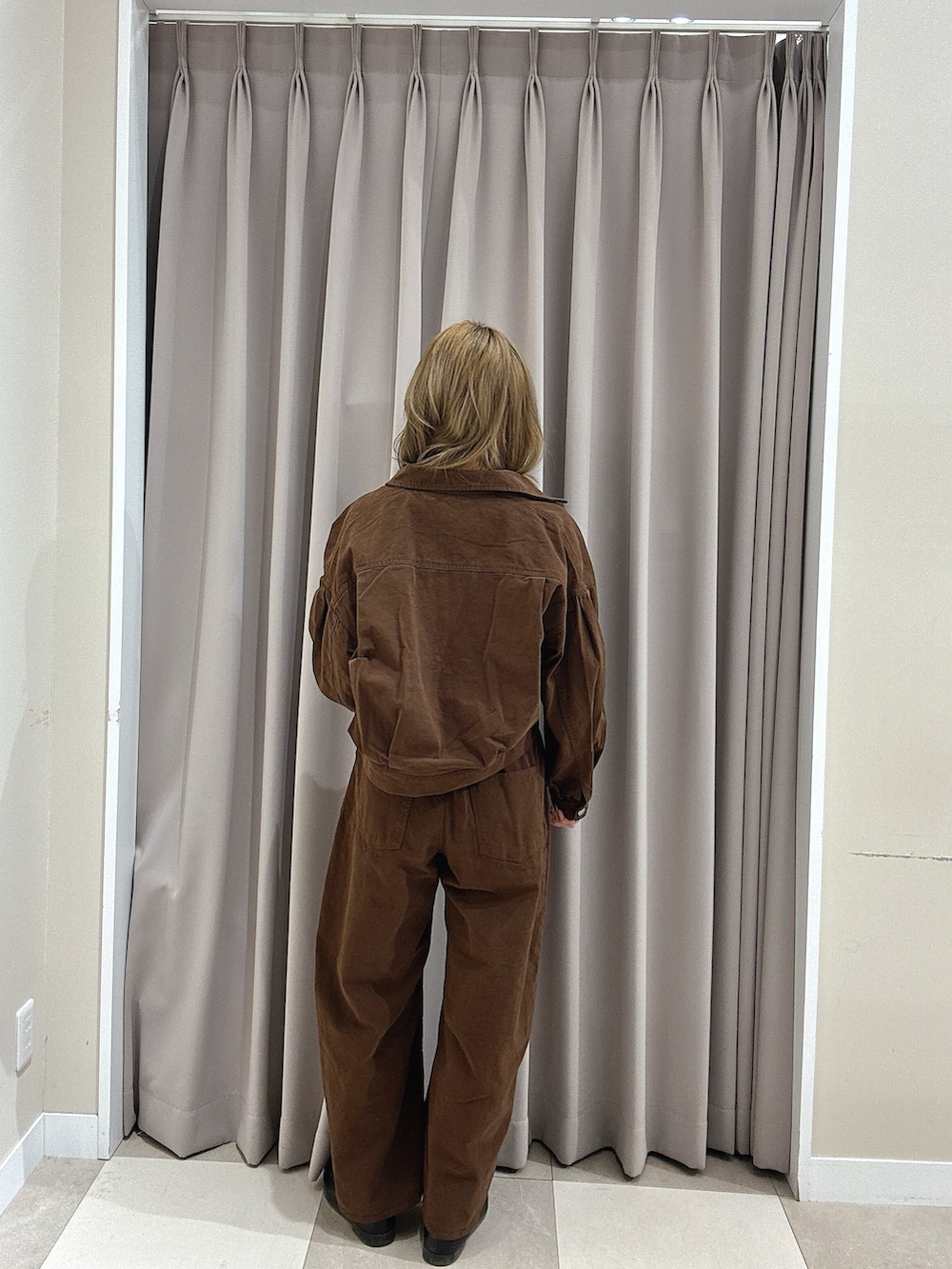 ブラウン系のその他パンツ、ホワイト系のタンクトップ、ブラウン系のブルゾンを着用したレディースの春コーディネートの4枚目の写真