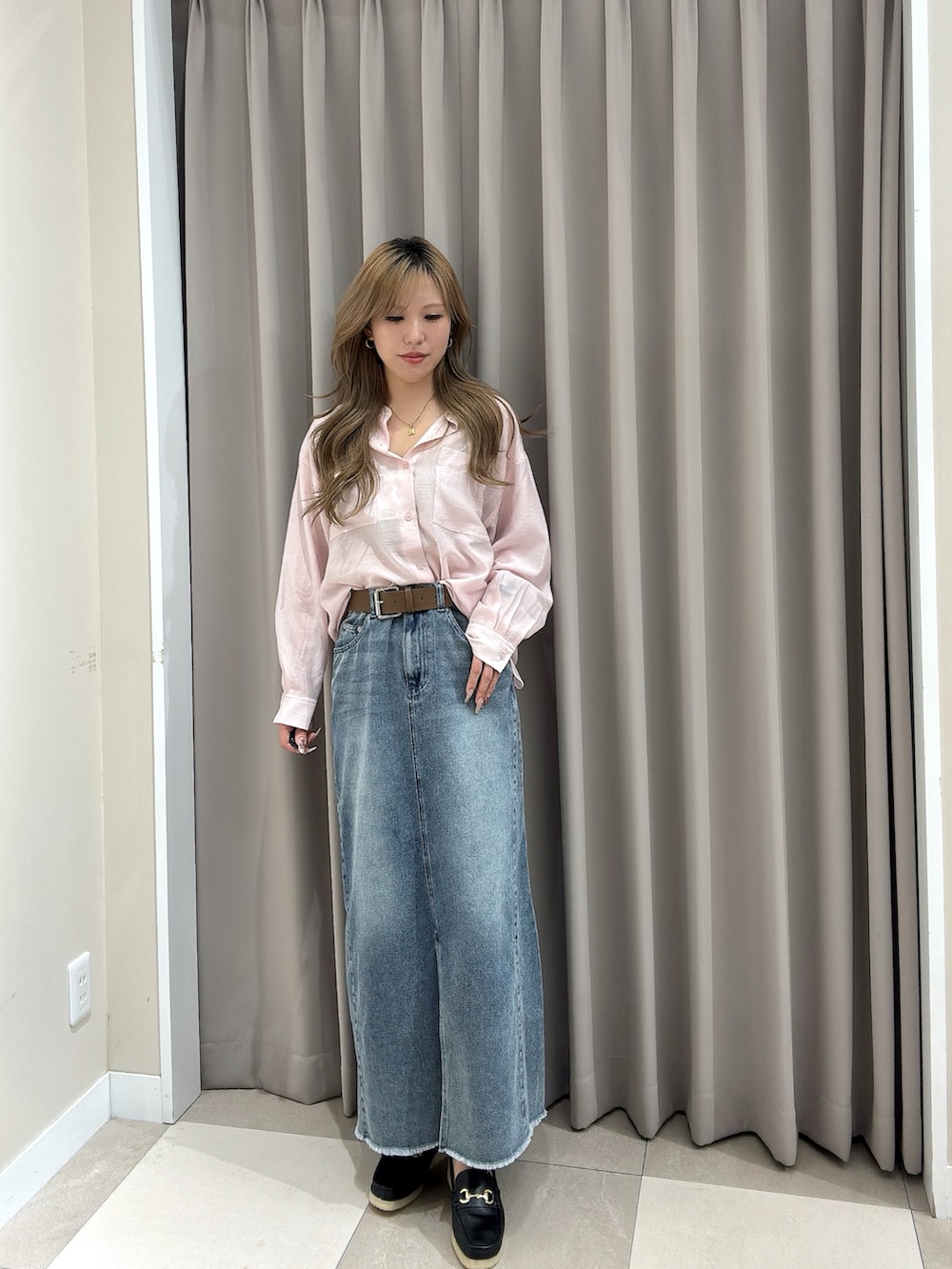 ピンク系のシャツ/ブラウス、ブルー系のスカート、ブラック系のその他シューズを着用したレディースの春コーディネートの2枚目の写真