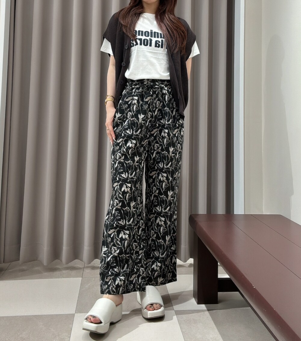 ブラック系のその他パンツ、ホワイト系のTシャツ/カットソー、ブラウン系のベストを着用したレディースの夏コーディネートの2枚目の写真