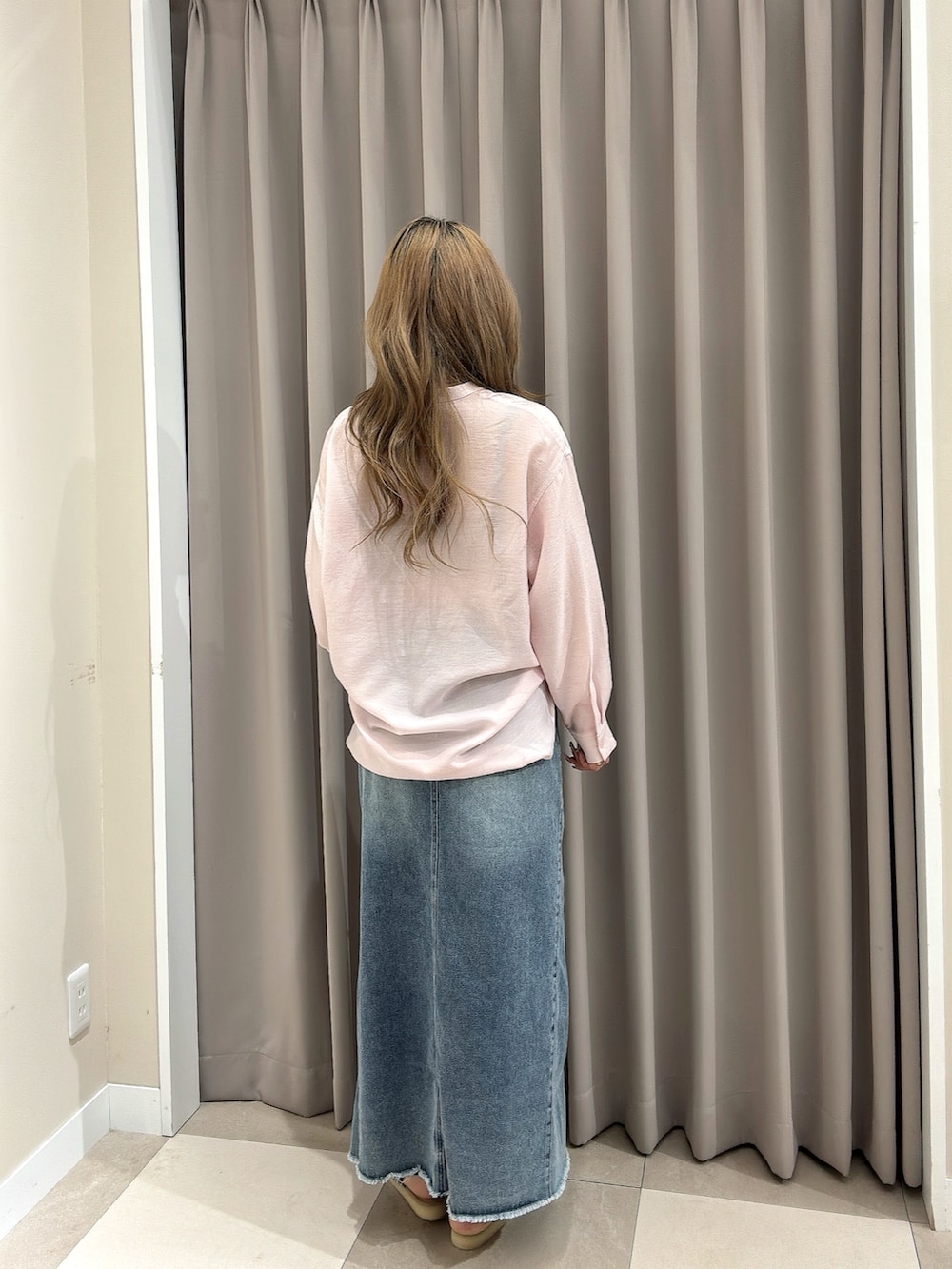 ピンク系のシャツ/ブラウス、ブルー系のスカート、ブラック系のその他シューズを着用したレディースの春コーディネートの4枚目の写真