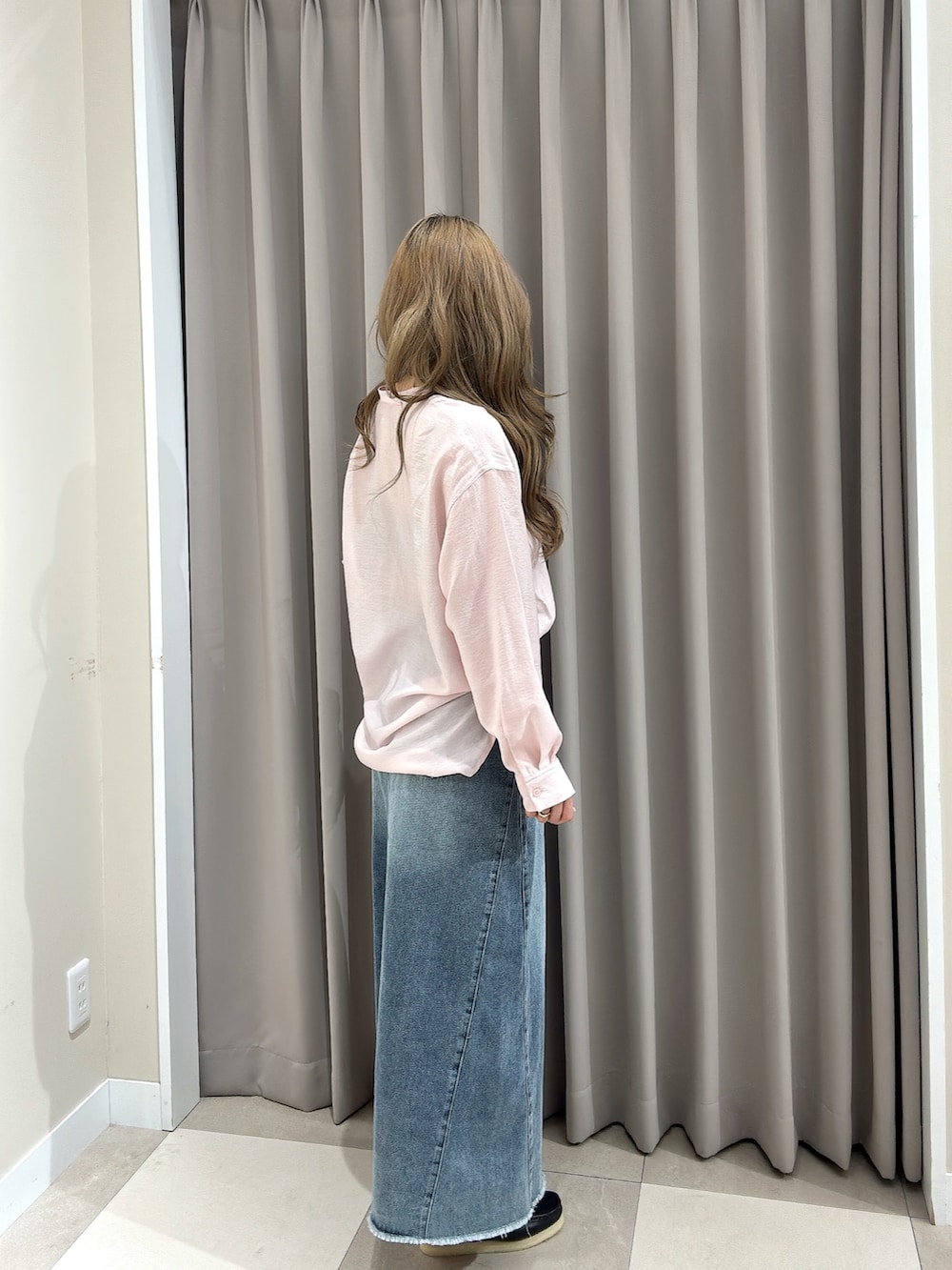 ピンク系のシャツ/ブラウス、ブルー系のスカート、ブラック系のその他シューズを着用したレディースの春コーディネートの3枚目の写真