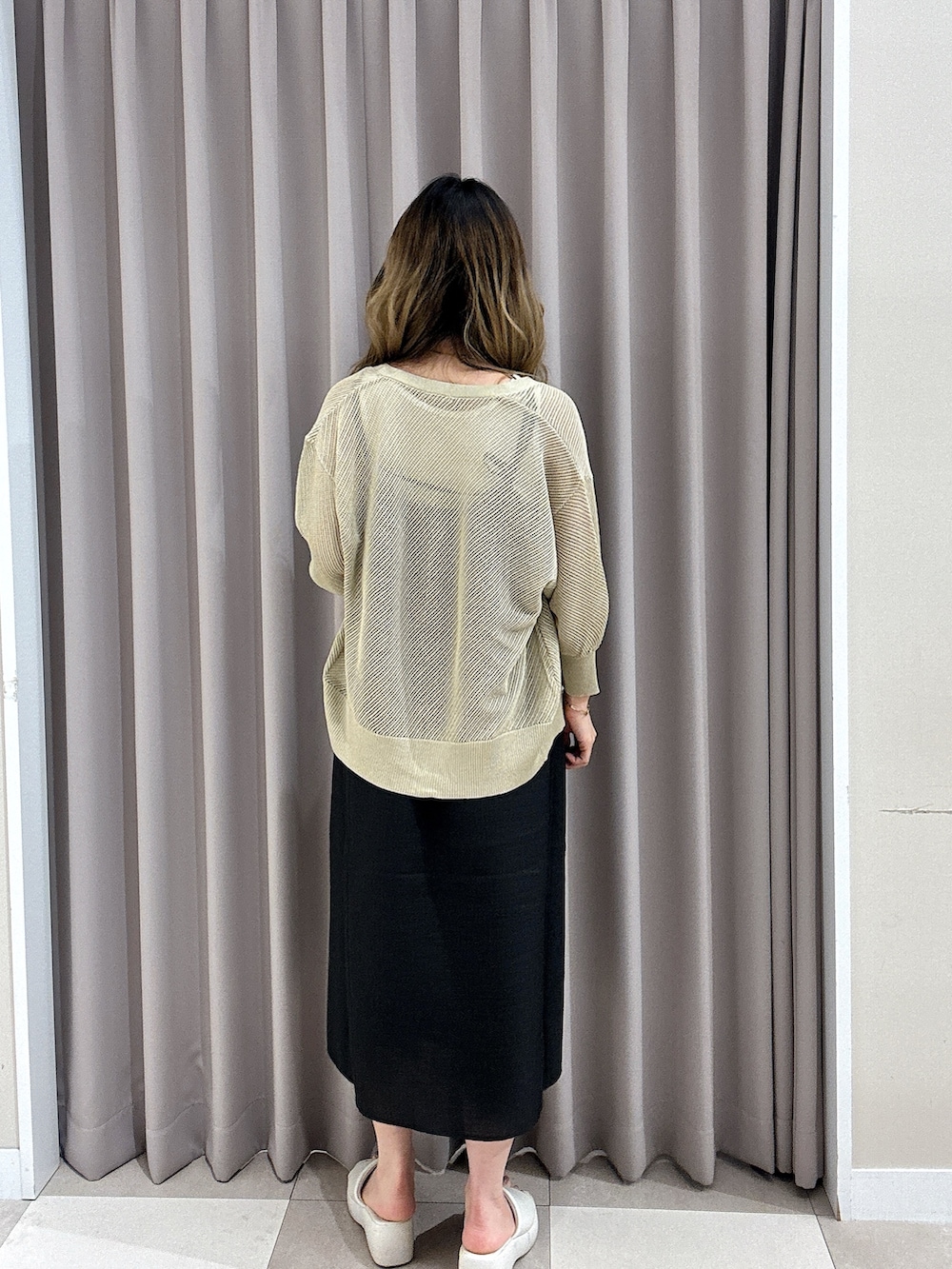 グレー系のワンピース、ホワイト系のタンクトップ、ベージュ系のニット/セーターを着用したレディースの夏コーディネートの3枚目の写真
