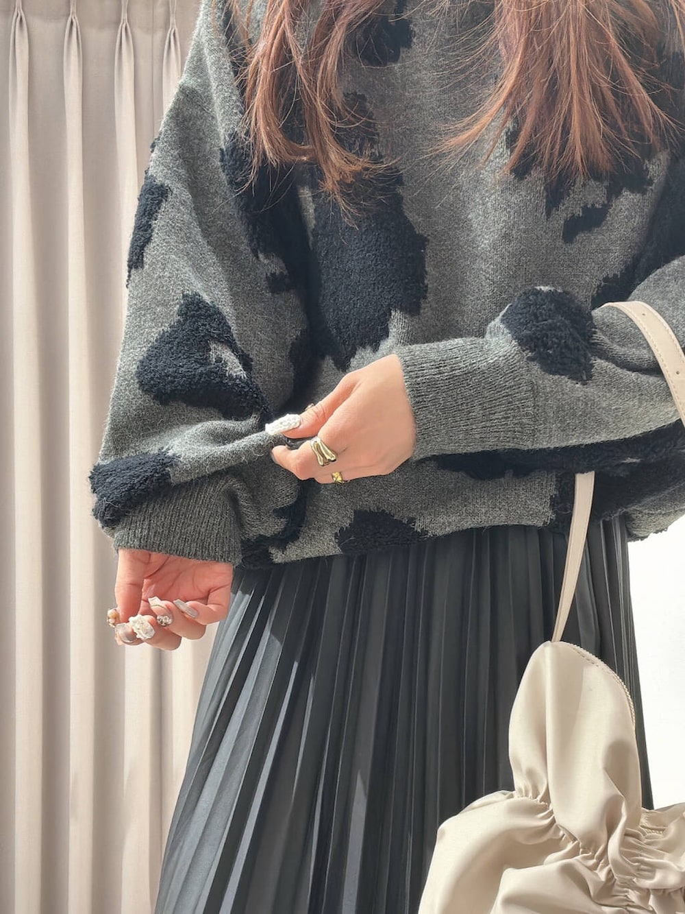 ホワイト系のハンドバッグ、グレー系のその他アウター、ブラック系のスカートを着用したレディースの冬コーディネートの3枚目の写真