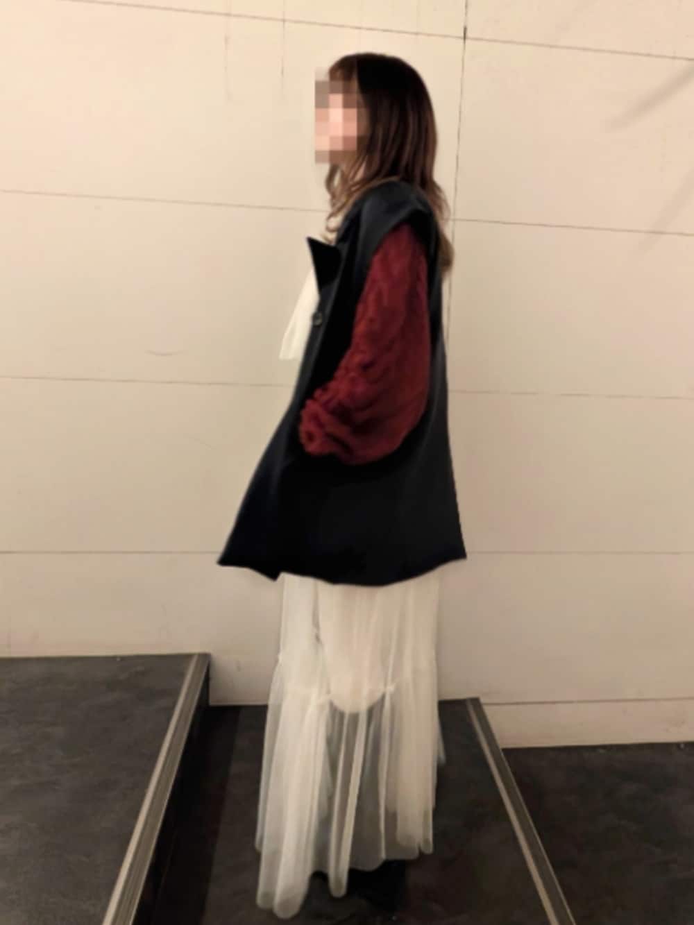 その他のスカート、ホワイト系のワンピース、グレー系のベストを着用したレディースの冬コーディネートの3枚目の写真