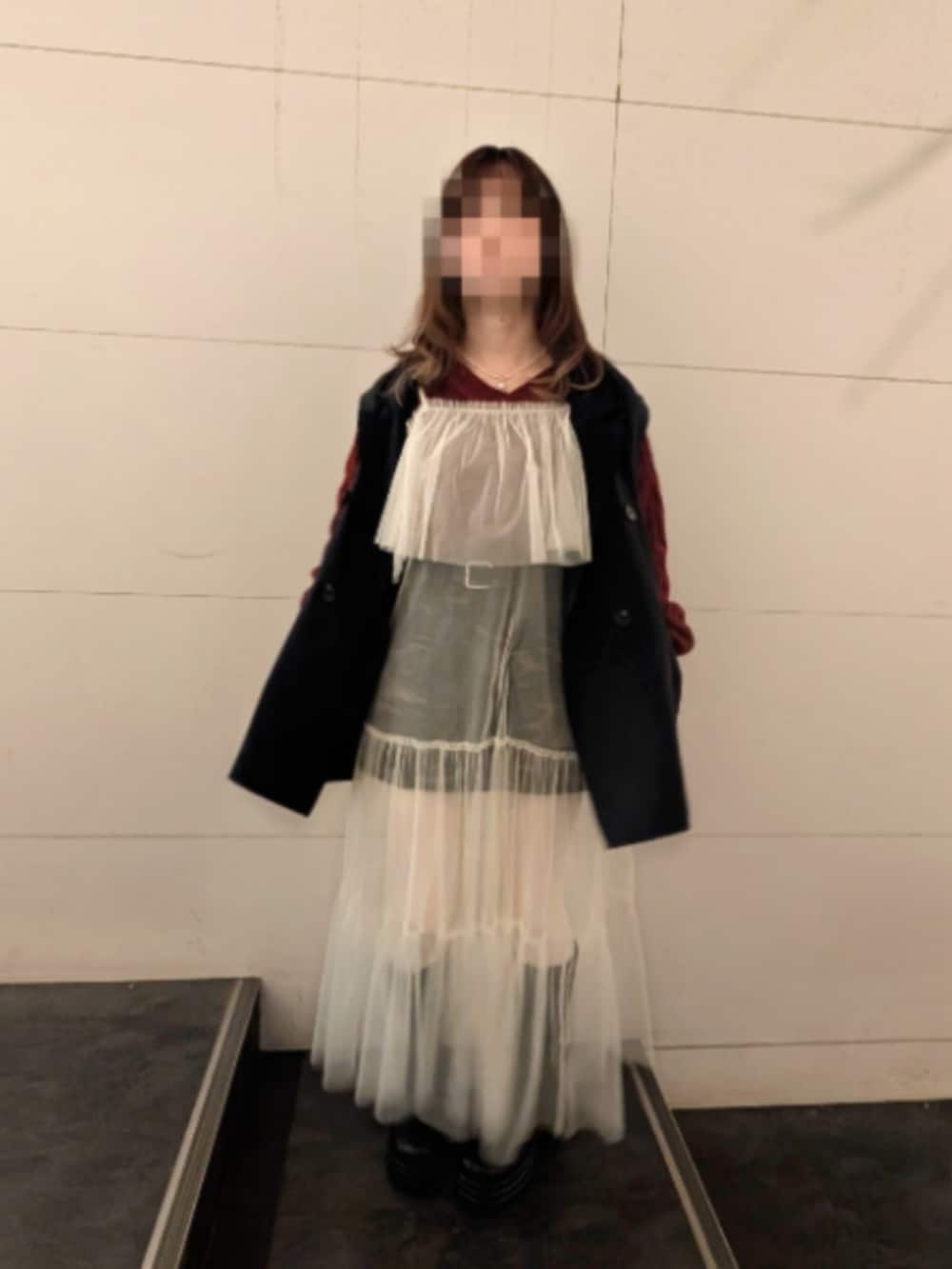 その他のスカート、ホワイト系のワンピース、グレー系のベストを着用したレディースの冬コーディネートの2枚目の写真