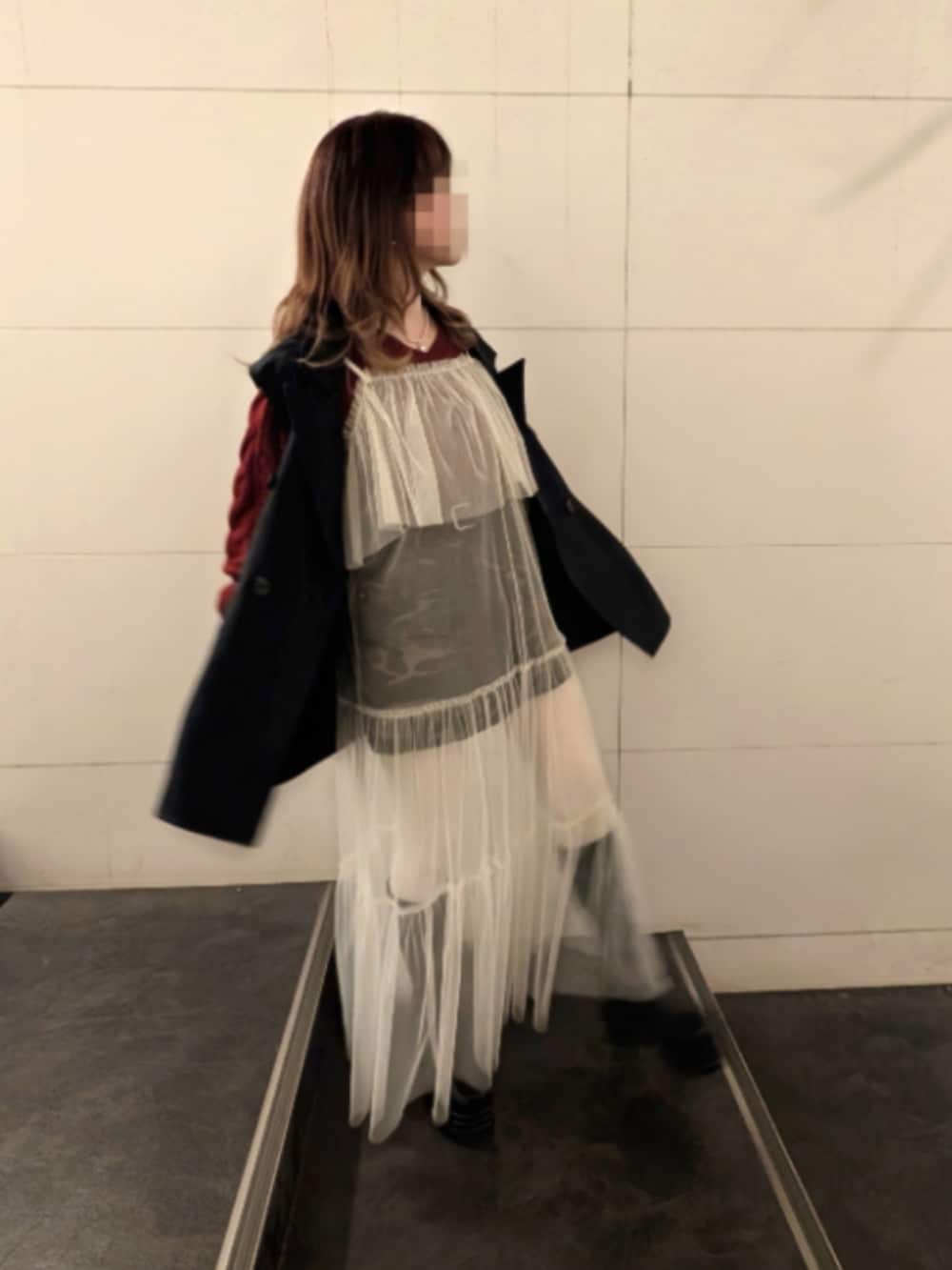 その他のスカート、ホワイト系のワンピース、グレー系のベストを着用したレディースの冬コーディネートの4枚目の写真