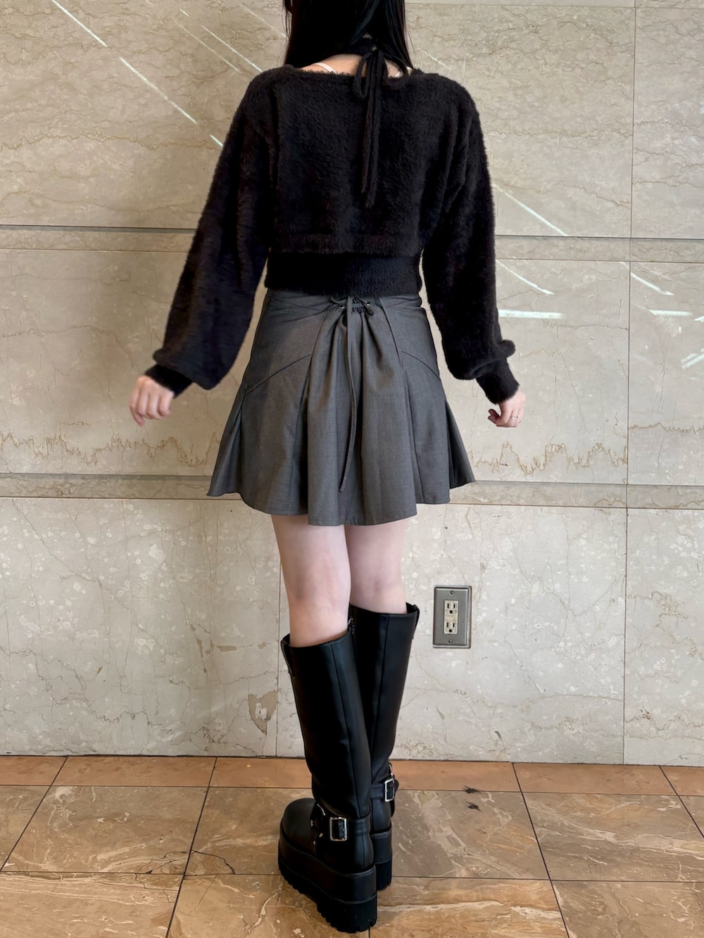 ブラック系のブーツ、グレー系のカーディガン/ボレロ、グレー系のキャミソールを着用したレディースの秋コーディネートの4枚目の写真