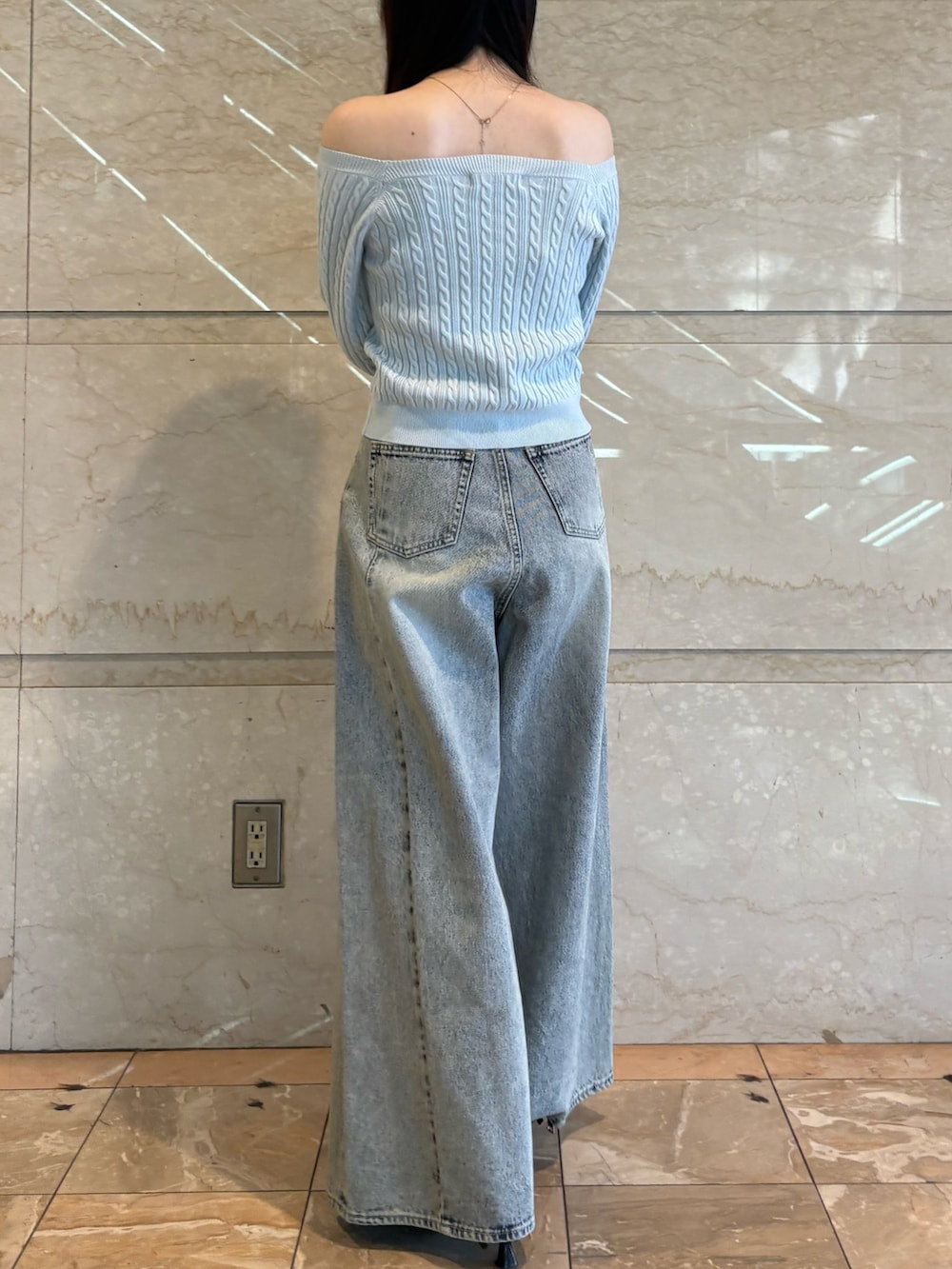 ブルー系のデニムパンツ、ブルー系のニット/セーターを着用したレディースの冬コーディネートの3枚目の写真