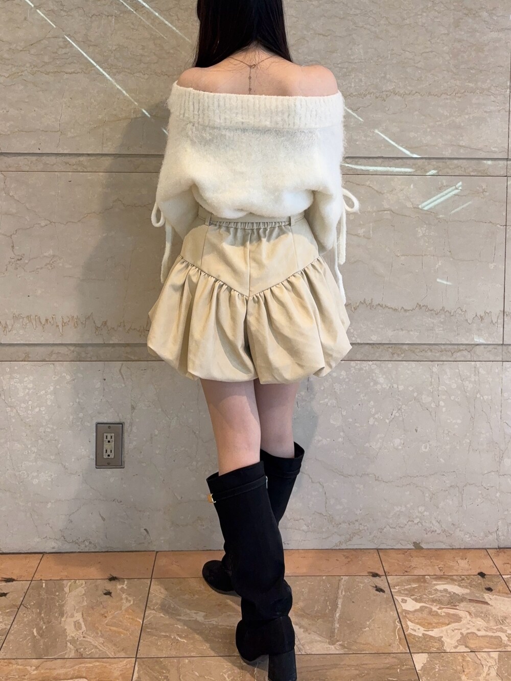 ホワイト系のニット/セーター、ブラック系のブーツ、ホワイト系のその他パンツを着用したレディースの冬コーディネートの4枚目の写真