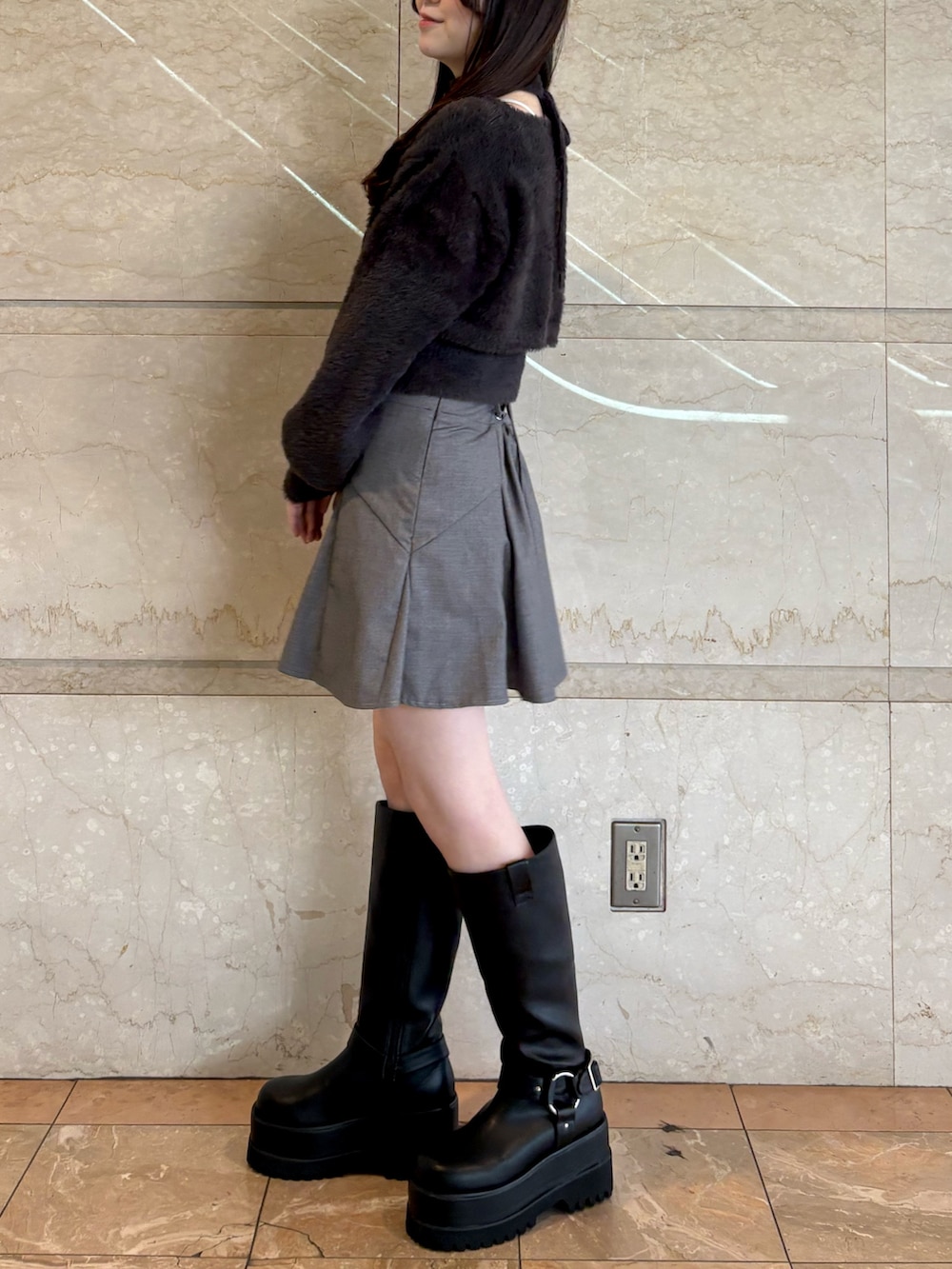 ブラック系のブーツ、グレー系のカーディガン/ボレロ、グレー系のキャミソールを着用したレディースの秋コーディネートの3枚目の写真