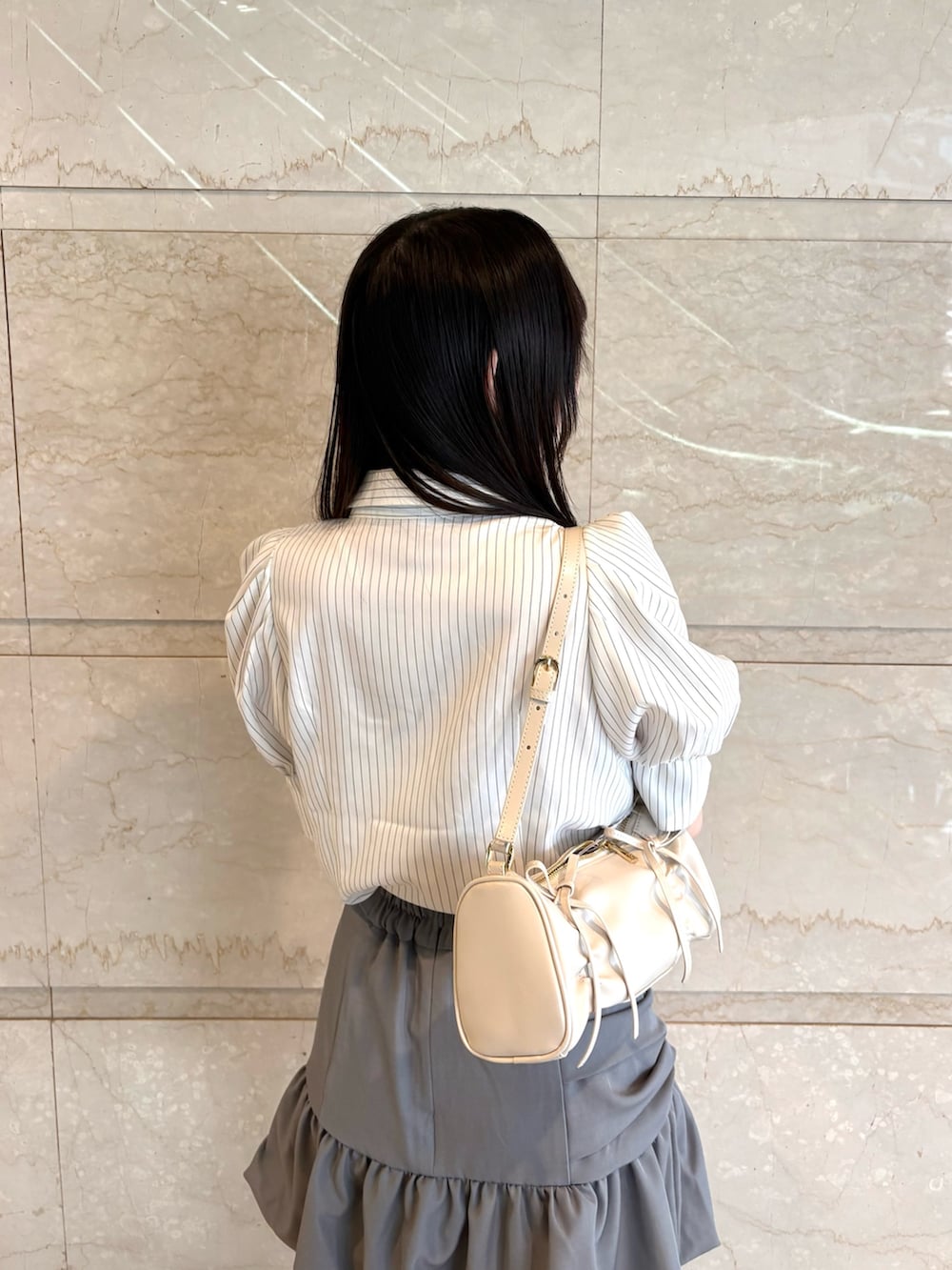 その他のシャツ/ブラウス、グレー系のスカート、ブラック系のパンプスを着用したレディースの夏コーディネートの4枚目の写真