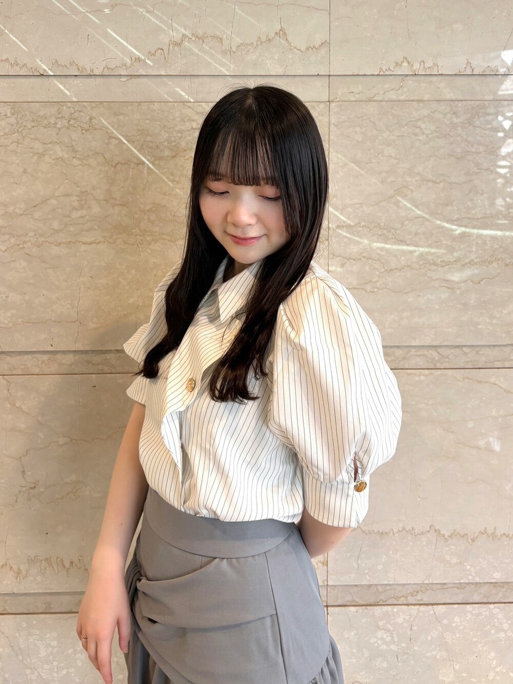 その他のシャツ/ブラウス、グレー系のスカート、ブラック系のパンプスを着用したレディースの夏コーディネートの3枚目の写真